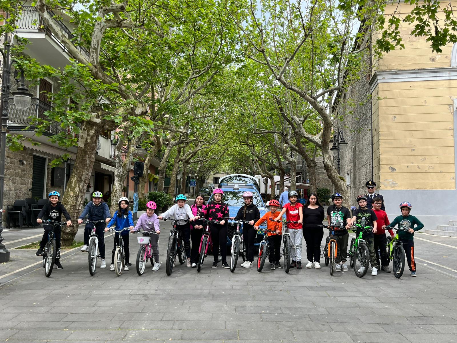Scuola e sicurezza in bici: a Caselle in Pittari l’educazione stradale si fa in piazza con la Polizia