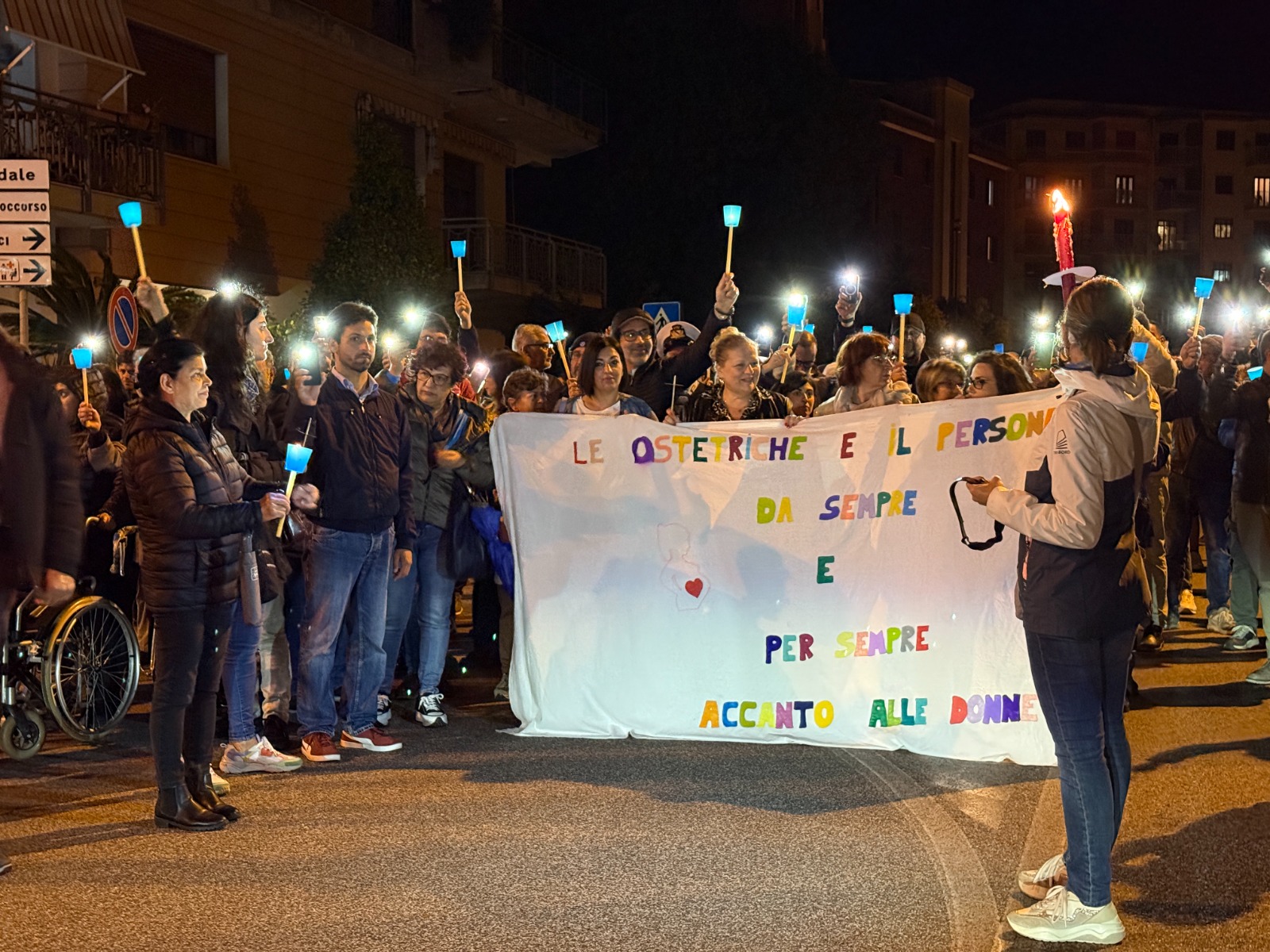 In centinaia per il punto nascita di Sapri: alla fiaccolata anche il vescovo