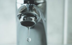 Risparmiare acqua in casa: un vademecum per tutelare l’ambiente e ridurre la bolletta