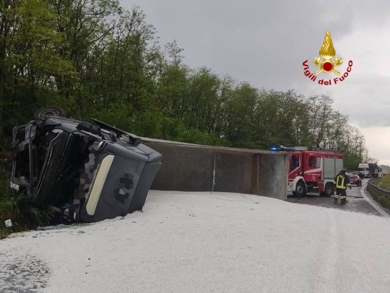 Camion si ribalta sul raccordo Sicignano–Potenza: ferito il conducente