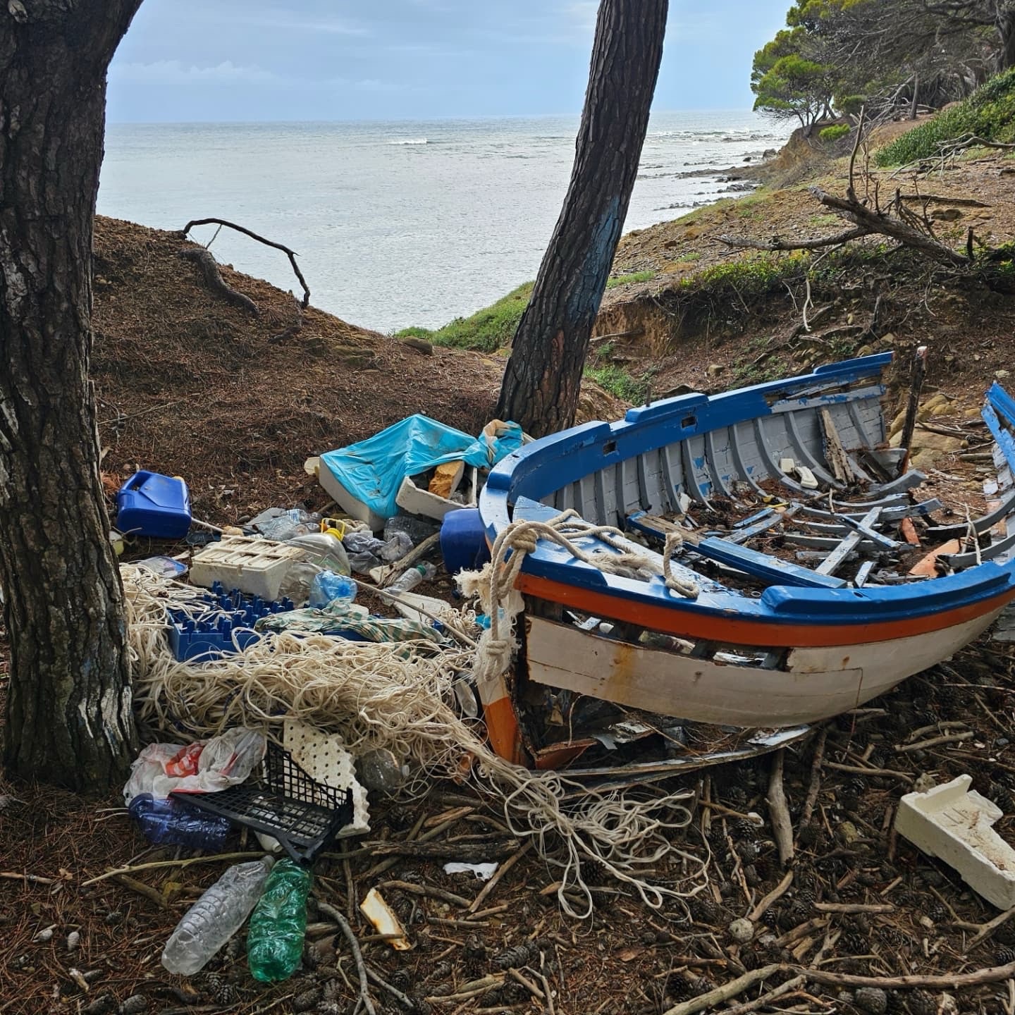 Castellabate, esempio di cittadinanza attiva: due giovani ripuliscono le spiagge di Licosa