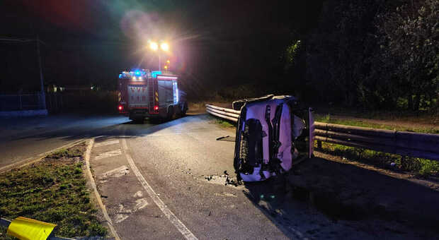 Auto si ribalta nella notte sulla litoranea di Eboli: tre donne ferite