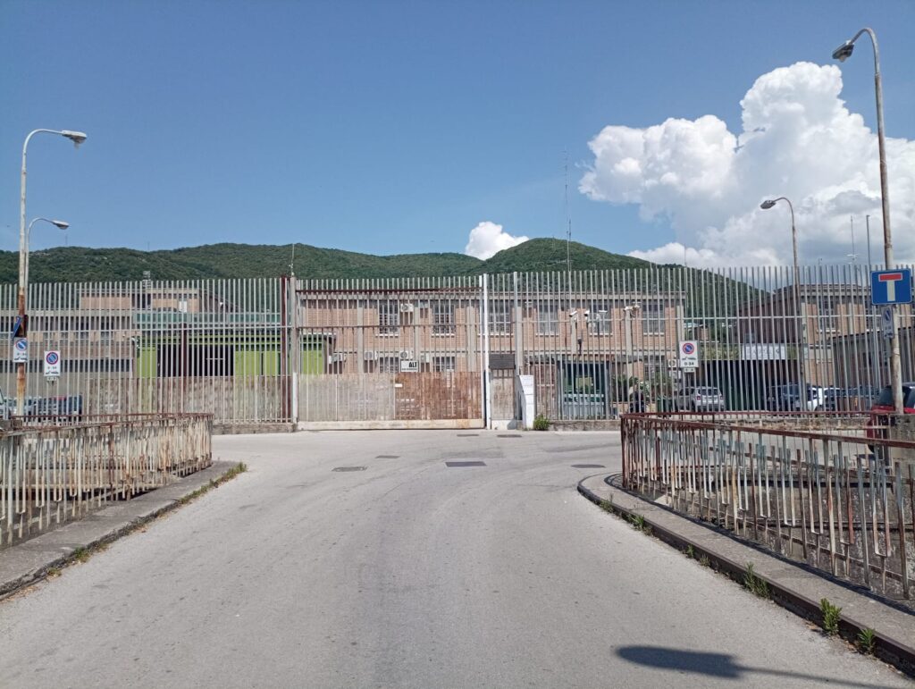 Carcere Fuorni, otto agenti intossicati dopo incendio: la denuncia del Sappe