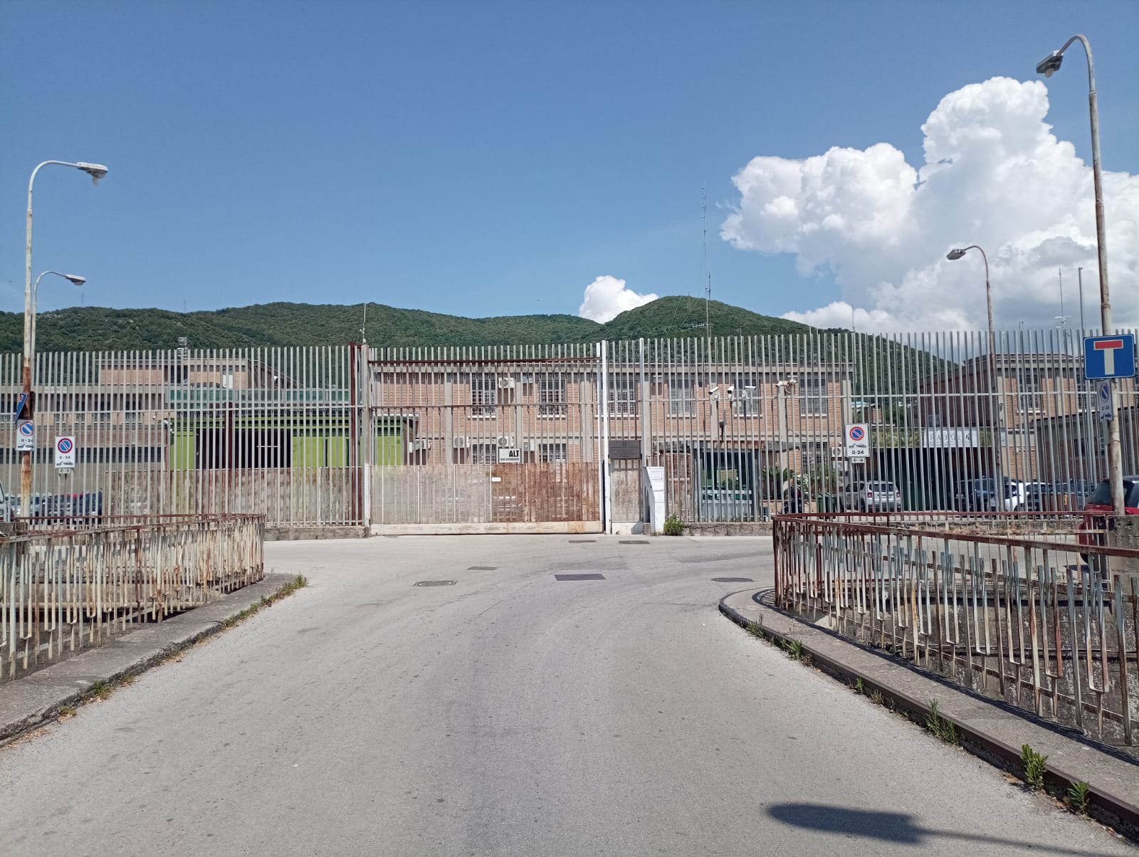Giovane 22enne beve liquido tossico nel carcere di Salerno: ricoverato in codice rosso