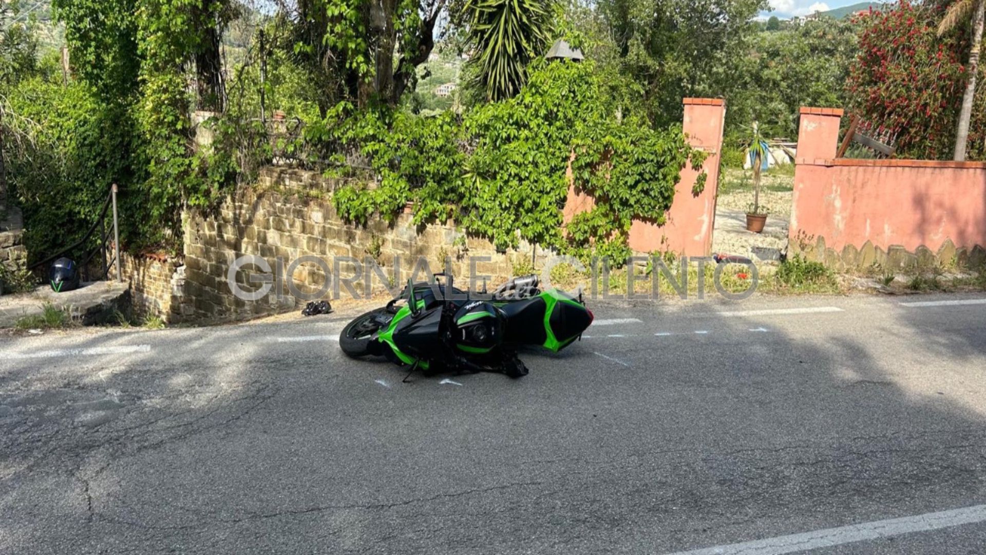 Incidente sulla Via del Mare: ferito un giovane centauro