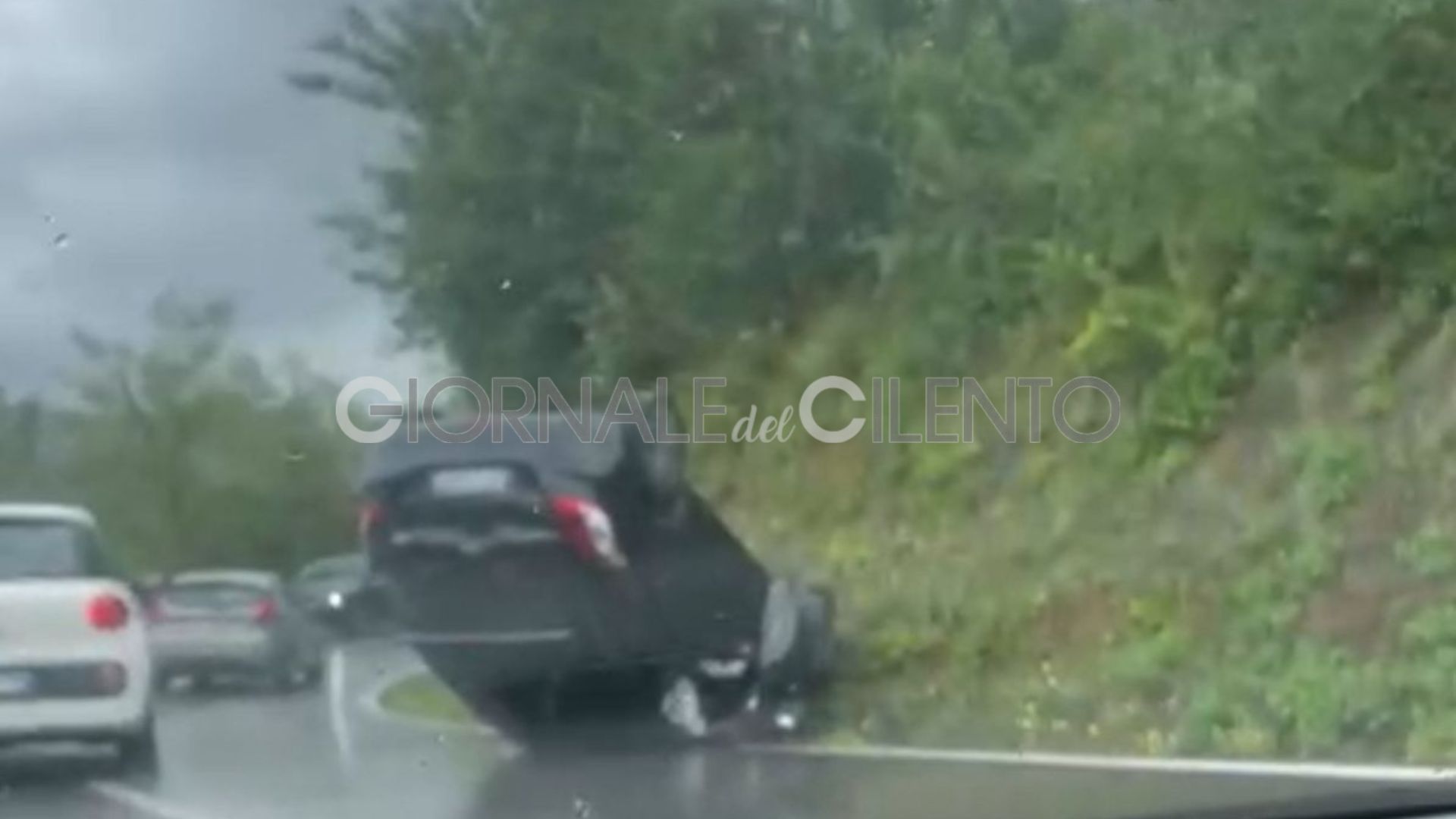 Auto si ribalta sulla Via del Mare: attimi di paura tra Agropoli e Laureana Cilento