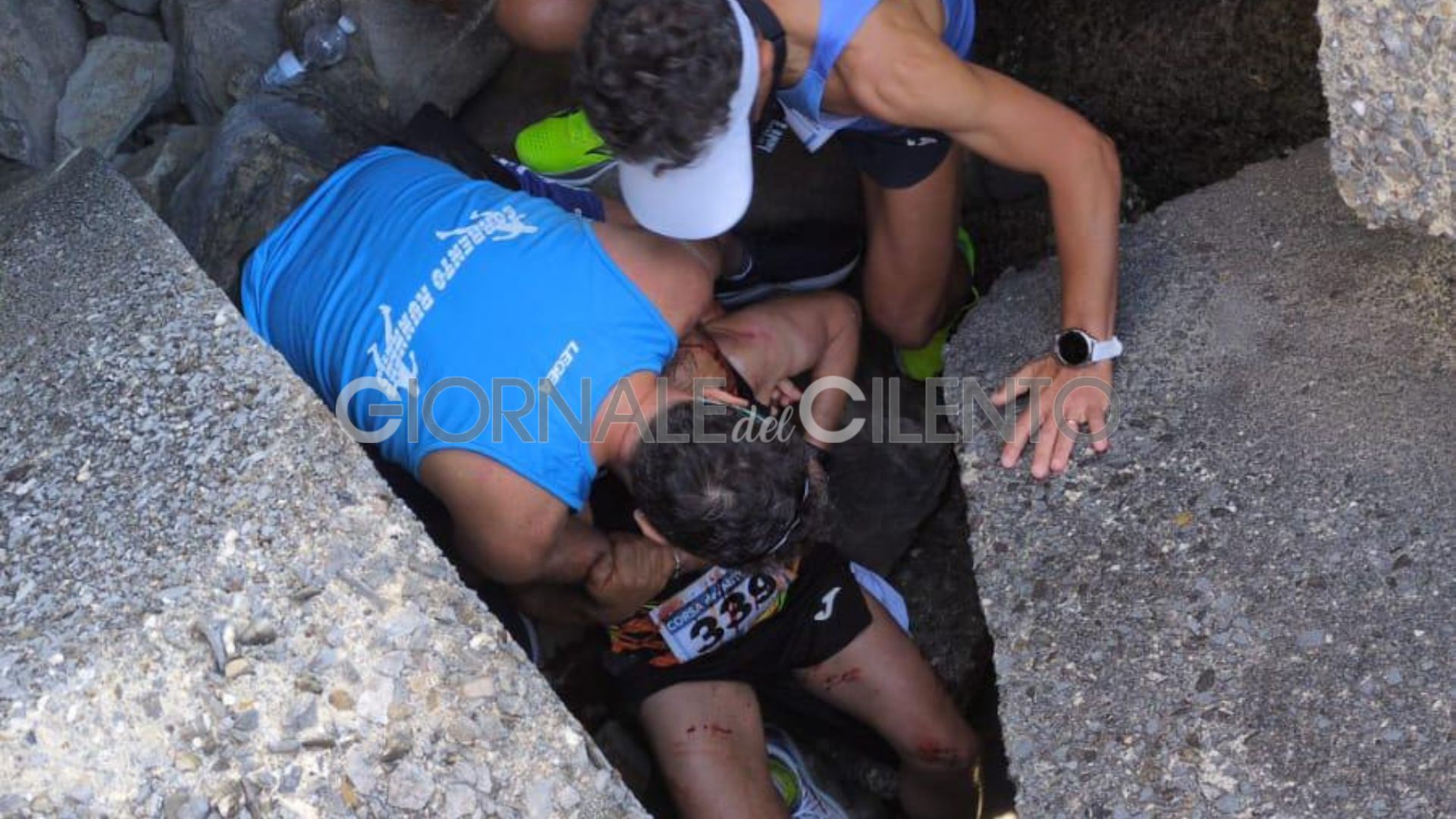 Incidente prima della Corsa del Mito: atleta cade tra i massi del porto di Palinuro