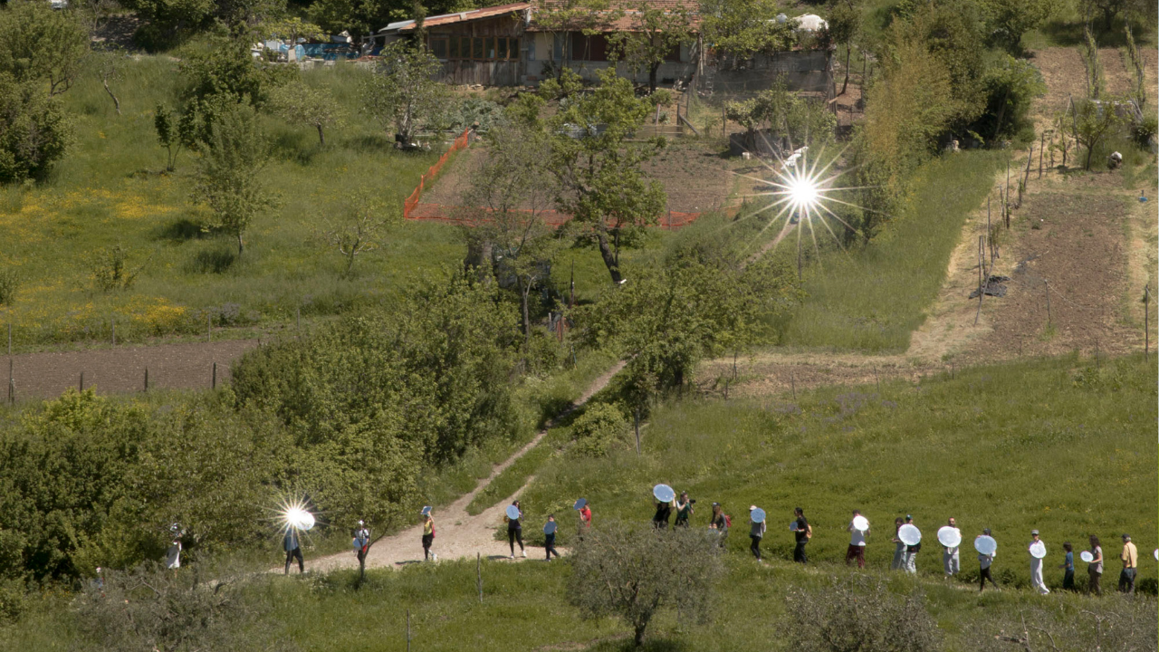 Luce nei pozzi, il paesaggio nascosto di Atena in una performance collettiva