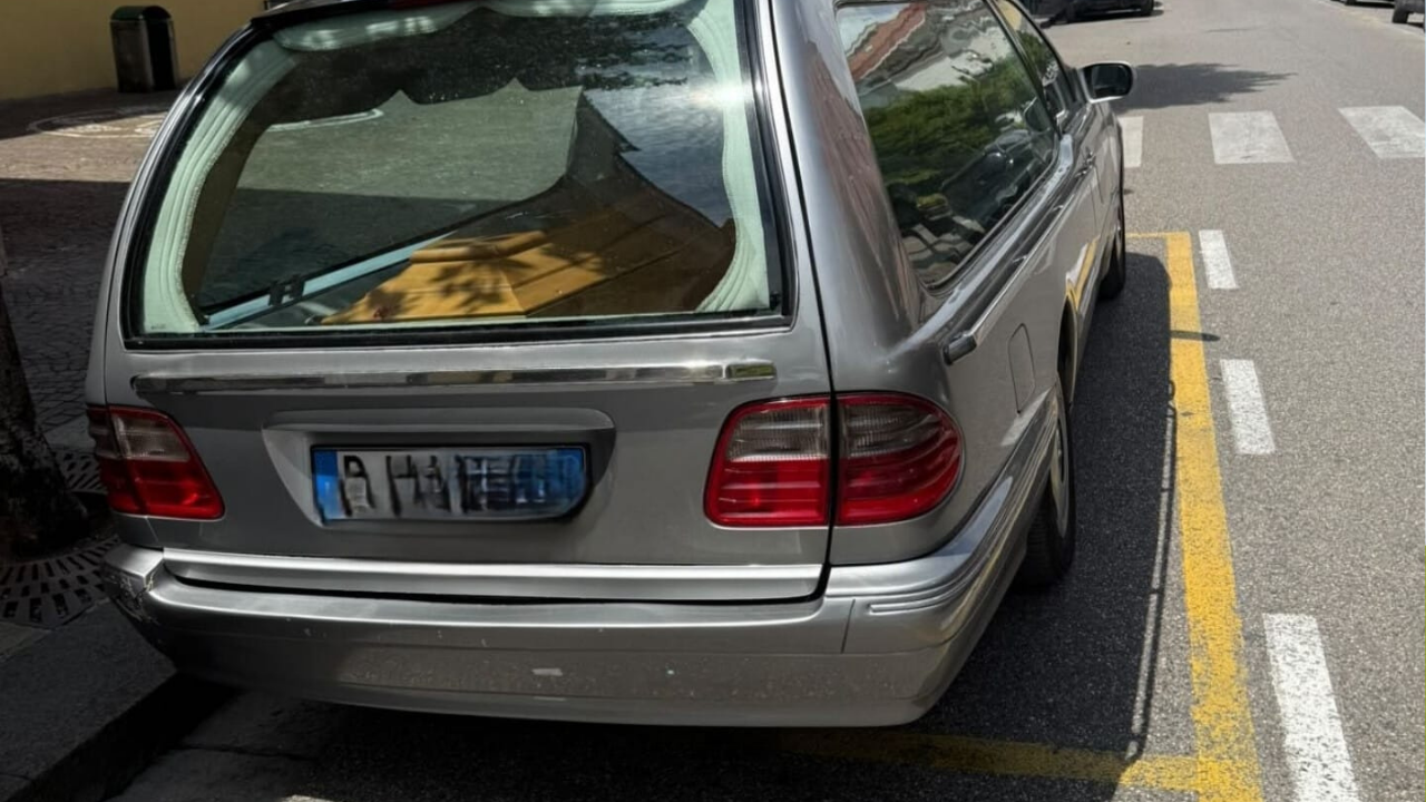 Multa a un carro funebre davanti al Comune: dentro c’era la bara di un cittadino indiano