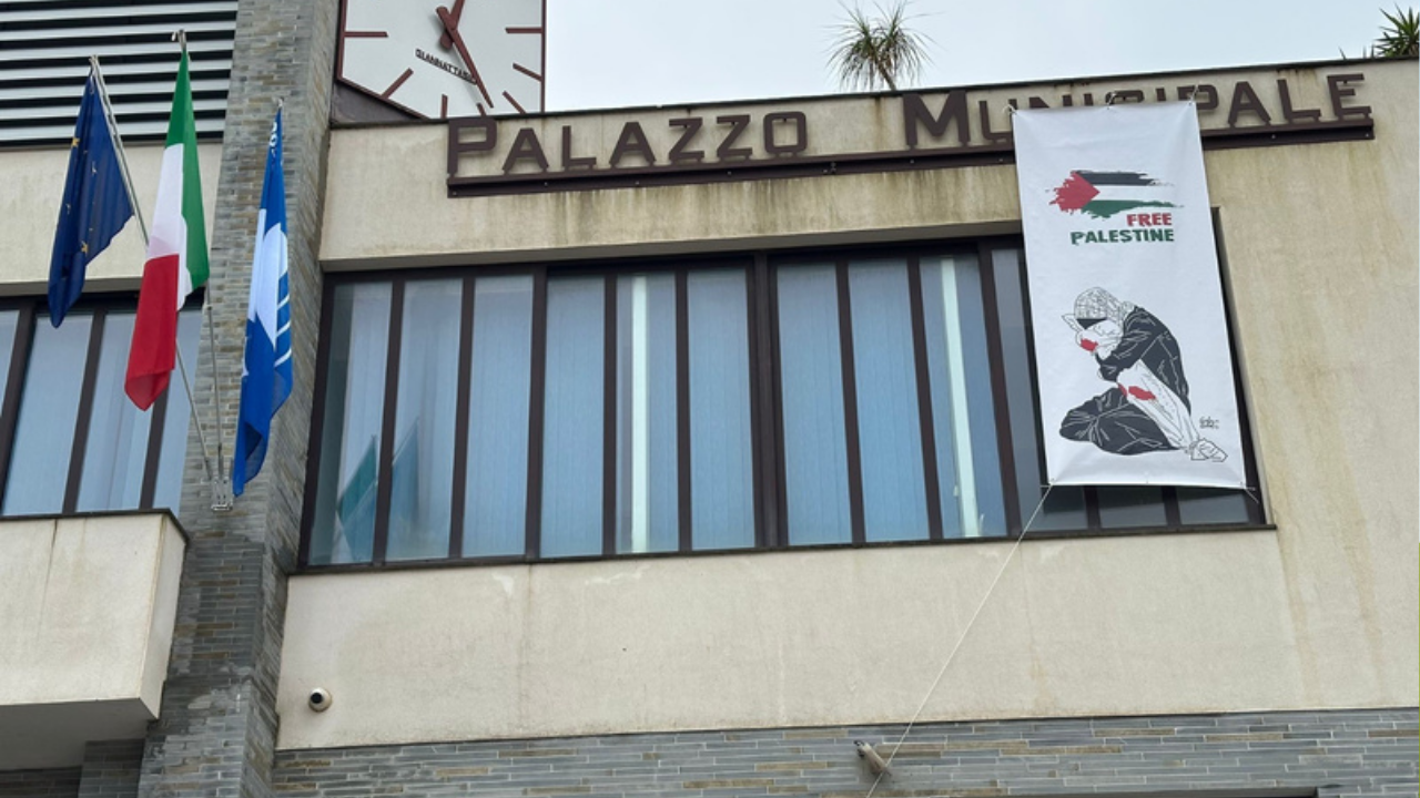 Free Palestine, a Castellabate uno striscione sulla casa comunale