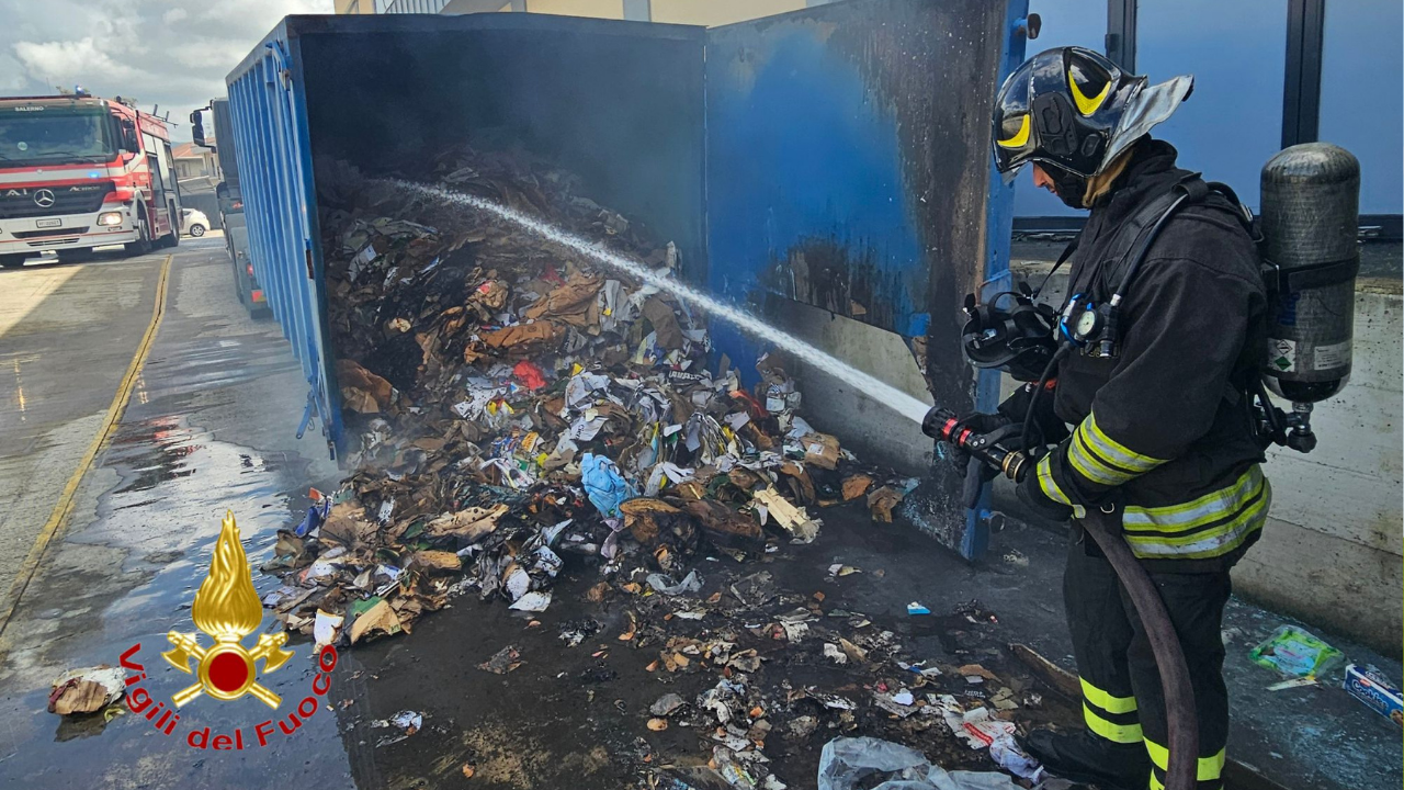 Incendio in un supermercato di Pontecagnano, fiamme in un compattatore rifiuti
