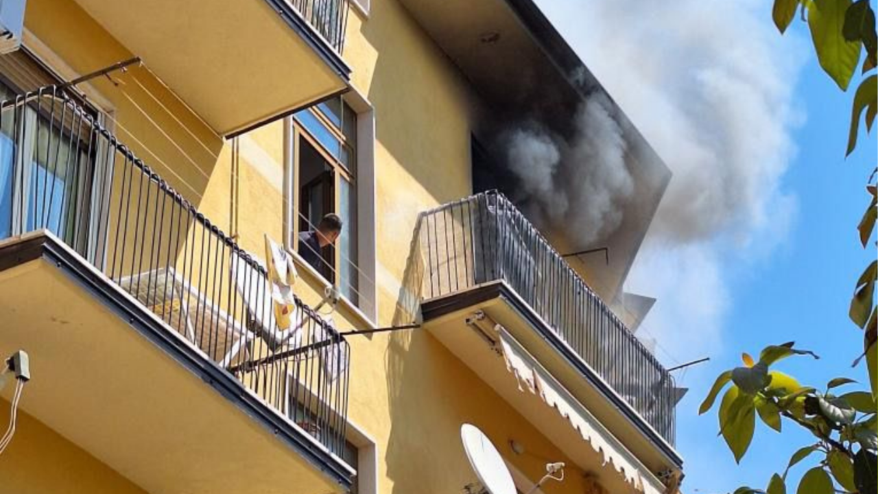 Paura a Sapri, incendio in via Kennedy