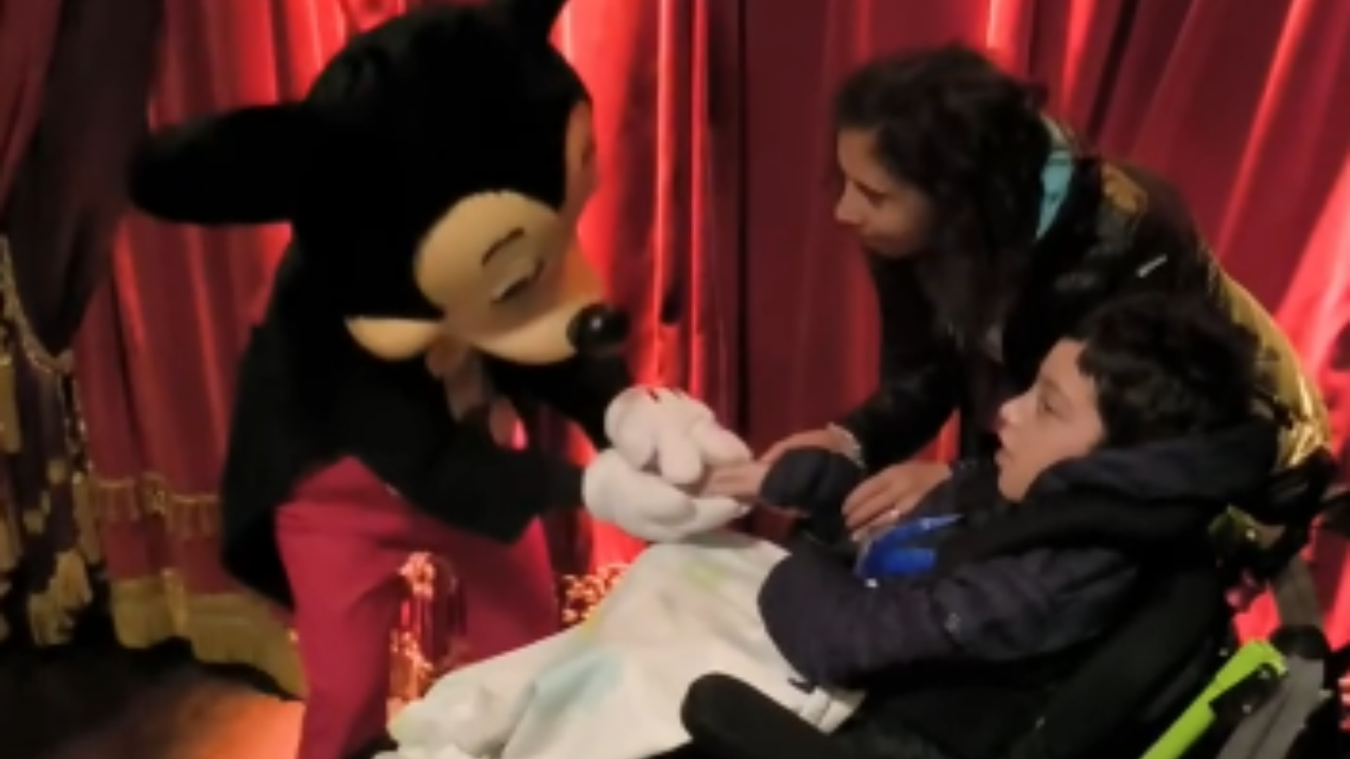 Il sogno di Samuele diventa realtà: da Polla a Disneyland per abbracciare Topolino