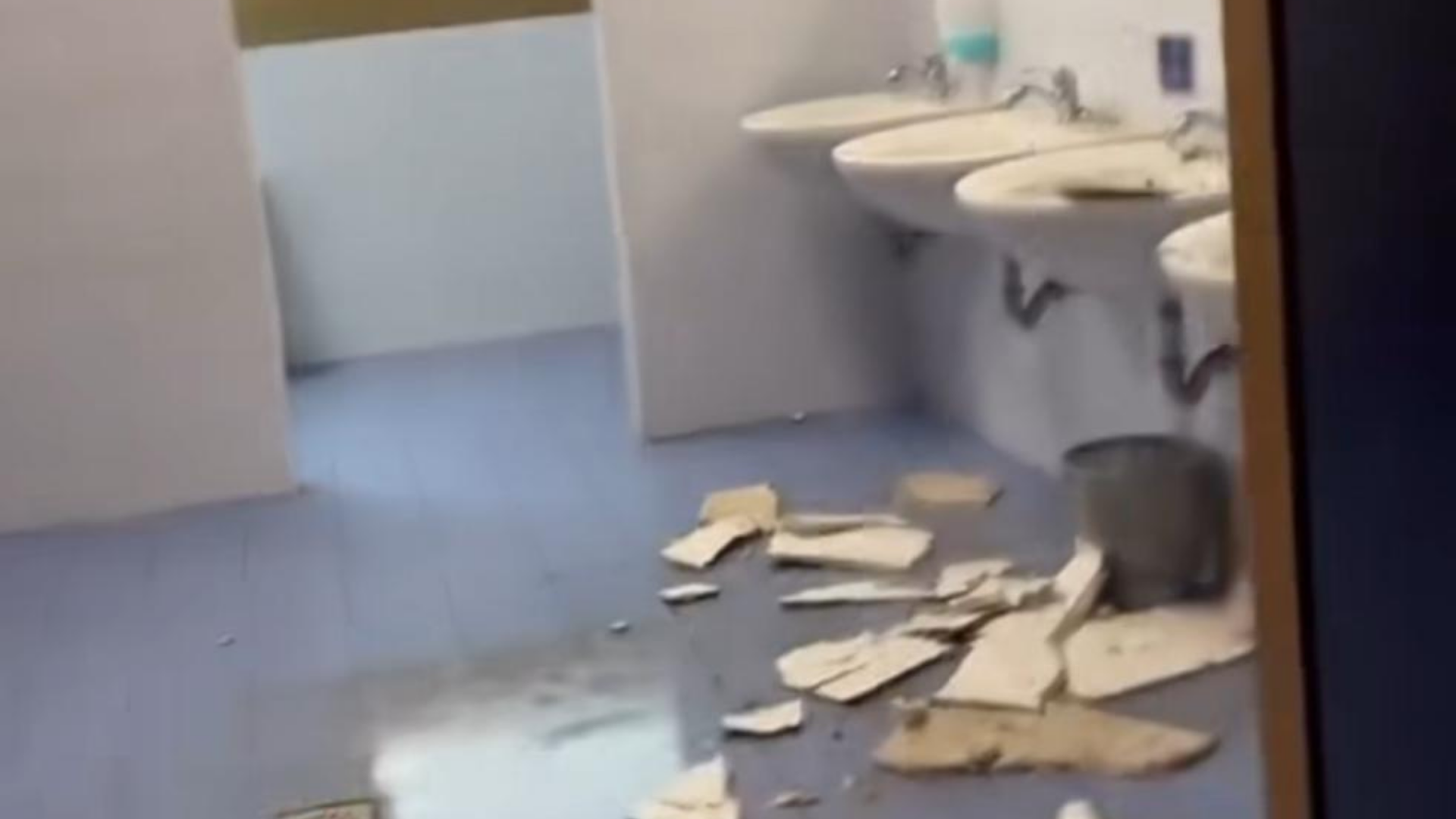Bomba d’acqua a Fisciano, caos e danni all’Università: crolla controsoffitto nei bagni del campus