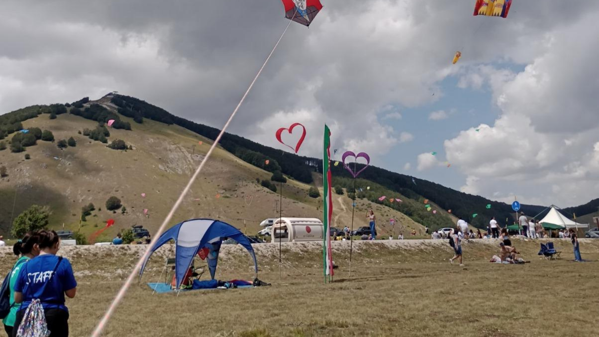 Sassano, la 25ª festa della Valle delle orchidee vola con i colori della pace