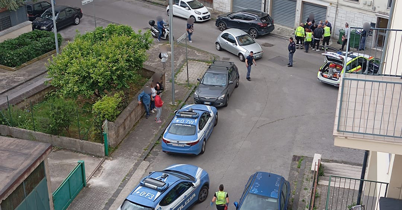 Tragedia, donna precipita dal secondo piano e muore in ospedale