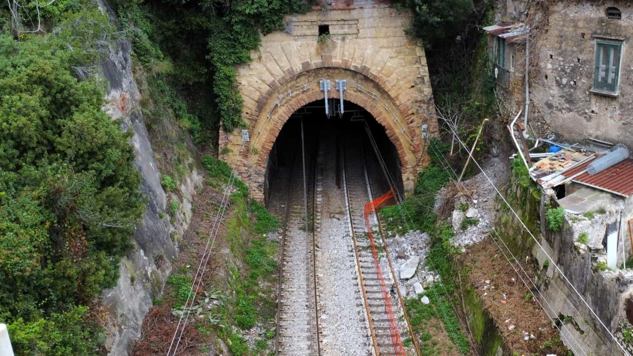 Linea storica interrotta da giugno a settembre: niente treni, tornano i bus sostitutivi