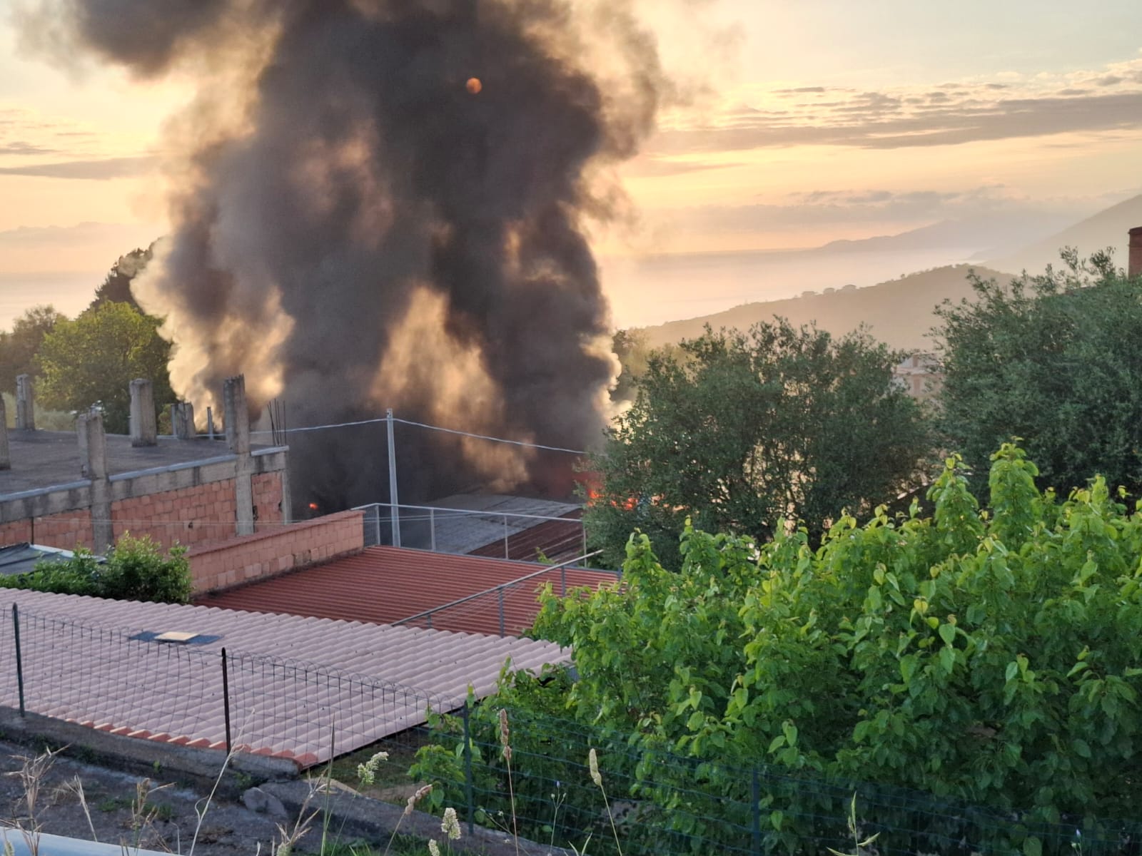 Centola, domato il maxi incendio al capannone Di Spirito: gravi i danni strutturali e ambientali
