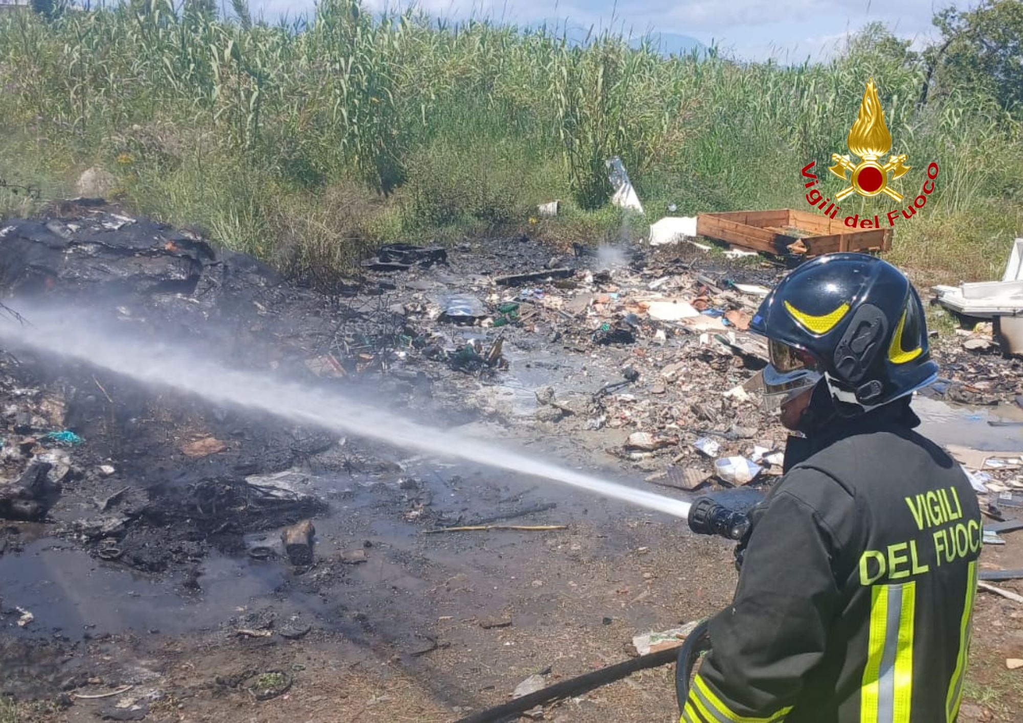 Pontecagnano, ancora fiamme nella discarica a cielo aperto: intervengono i Vigili del fuoco