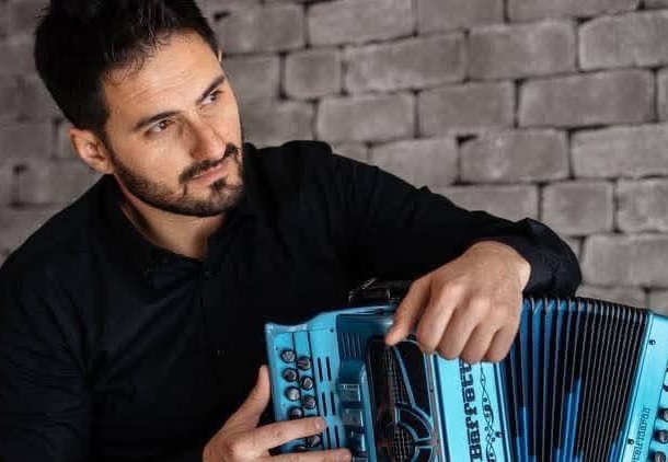 Alessandro Gaudio torna sul palco internazionale: l’organetto cilentano protagonista in Portogallo