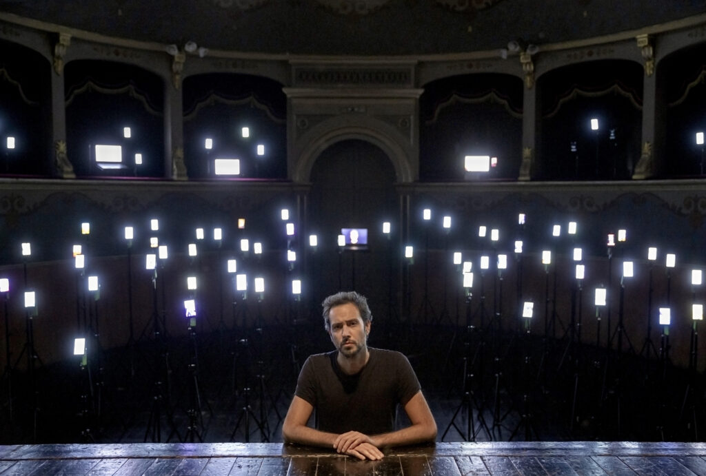 Vainglory: 130 smartphone diventano epitaffi digitali nella grande installazione di Max Magaldi al Meeting del Mare