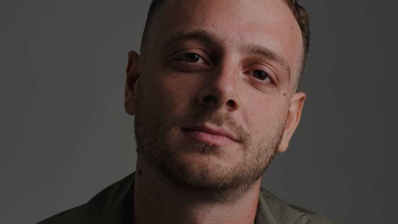Anastasio apre il Meeting del Mare 2025: tra musica, parole sferzanti e storie di vita