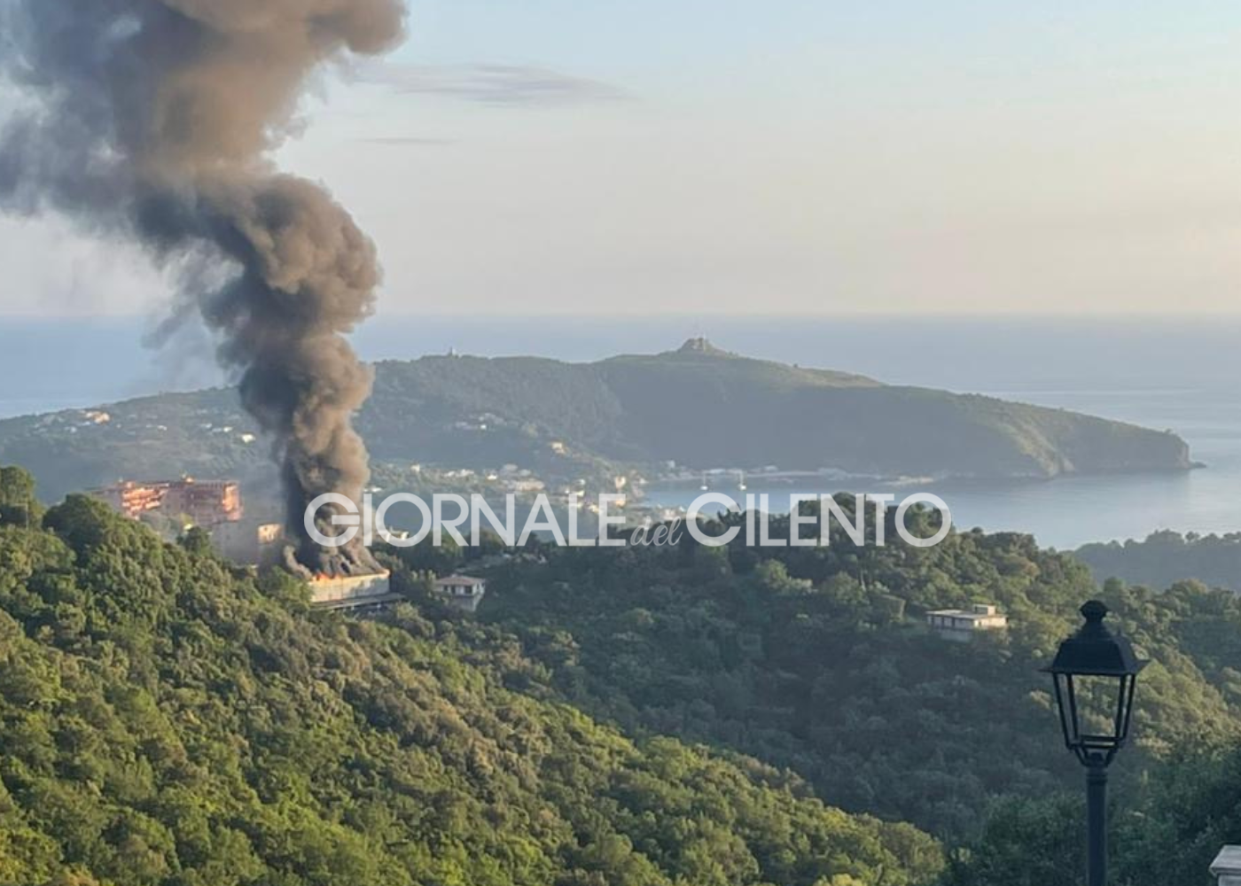 Centola, in fiamme capannone: rischio per abitazioni e strutture turistiche