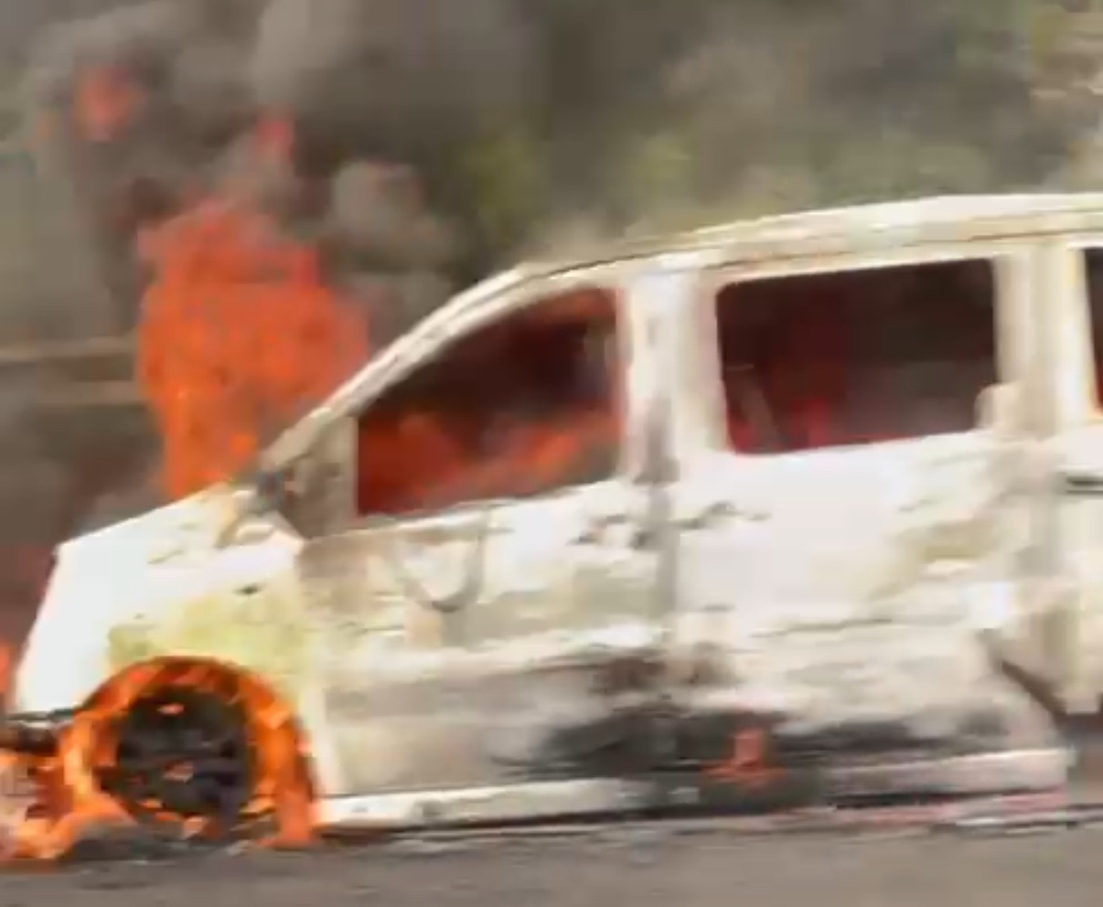 Furgone in fiamme sull’autostrada a Pontecagnano