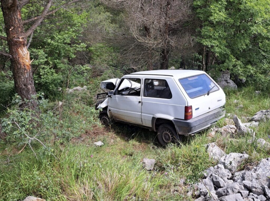 Salvo per miracolo: anziano esce di strada e si schianta contro gli alberi