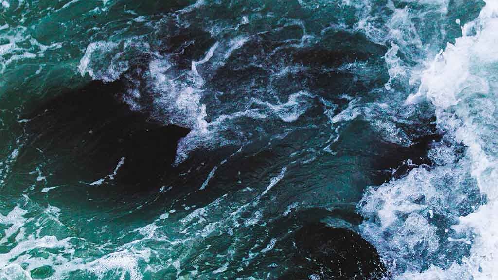 Surfista in difficoltà al largo di Villammare: tratto in salvo