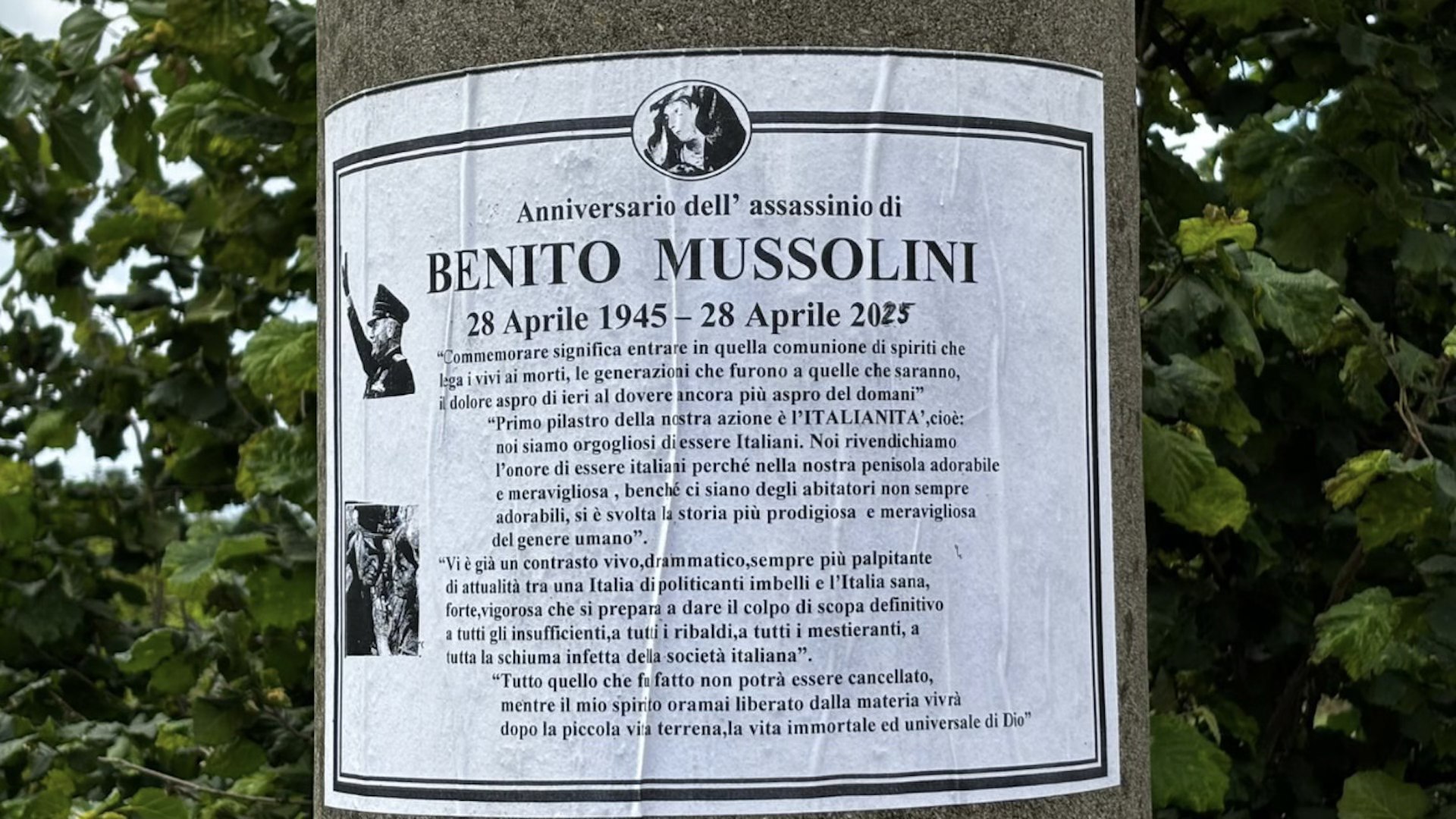 Manifesti nostalgici su Benito Mussolini affissi tra le strade del paese: sconcerto tra i cittadini