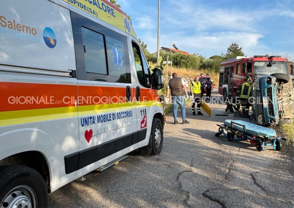 Paura a Roccadaspide: 73enne colta da malore si ribalta con l’auto