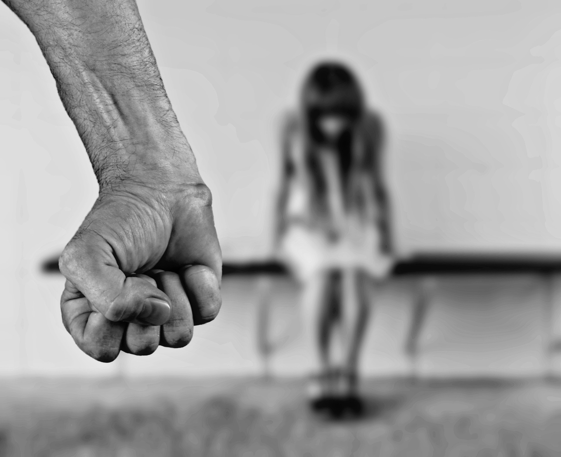 Drogata e violentata: 51enne a processo per abusi e minacce