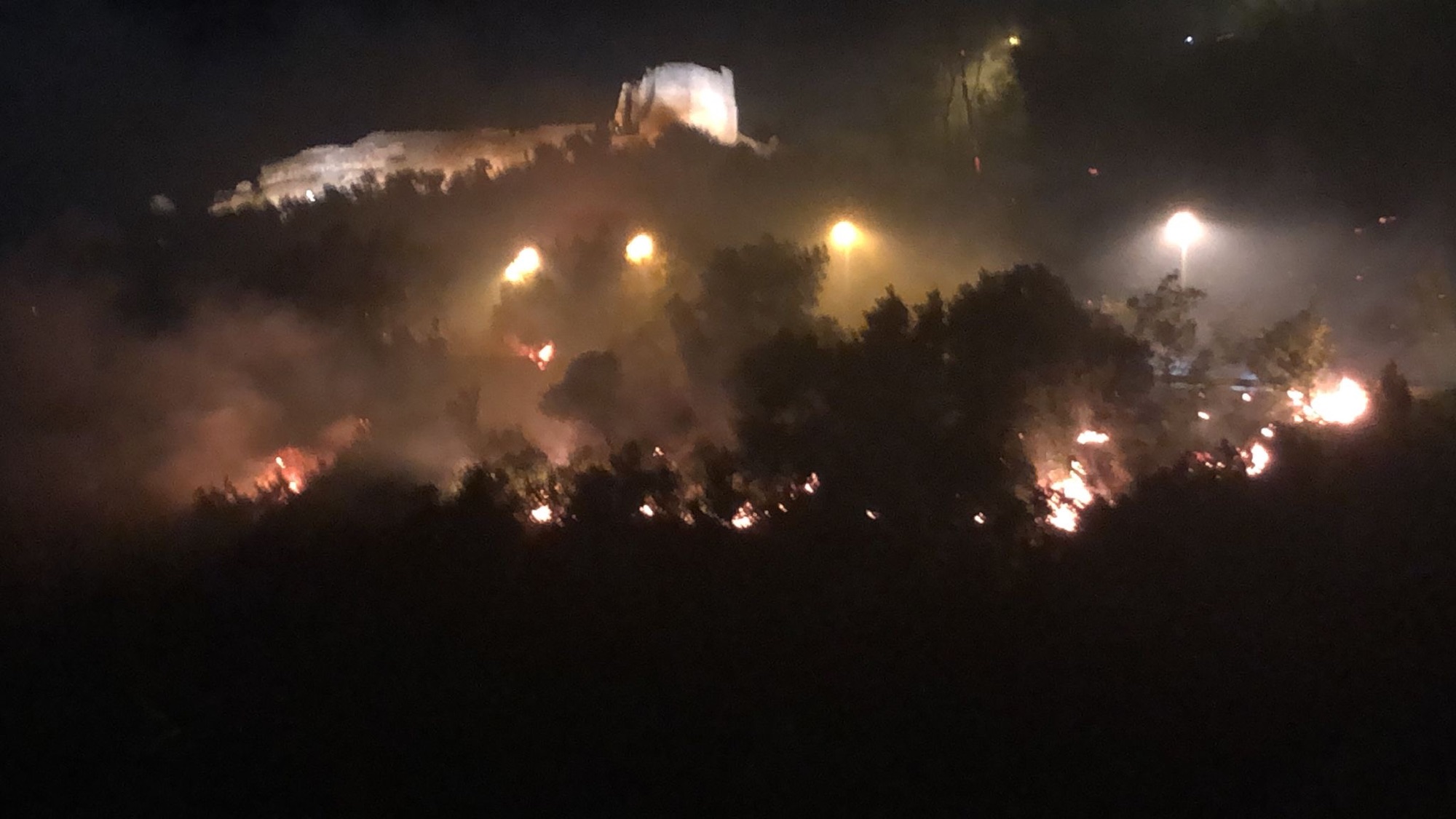 Incendi sulle colline di Salerno: strada per il Castello d’Arechi chiusa, presidio notturno della Polizia Municipale