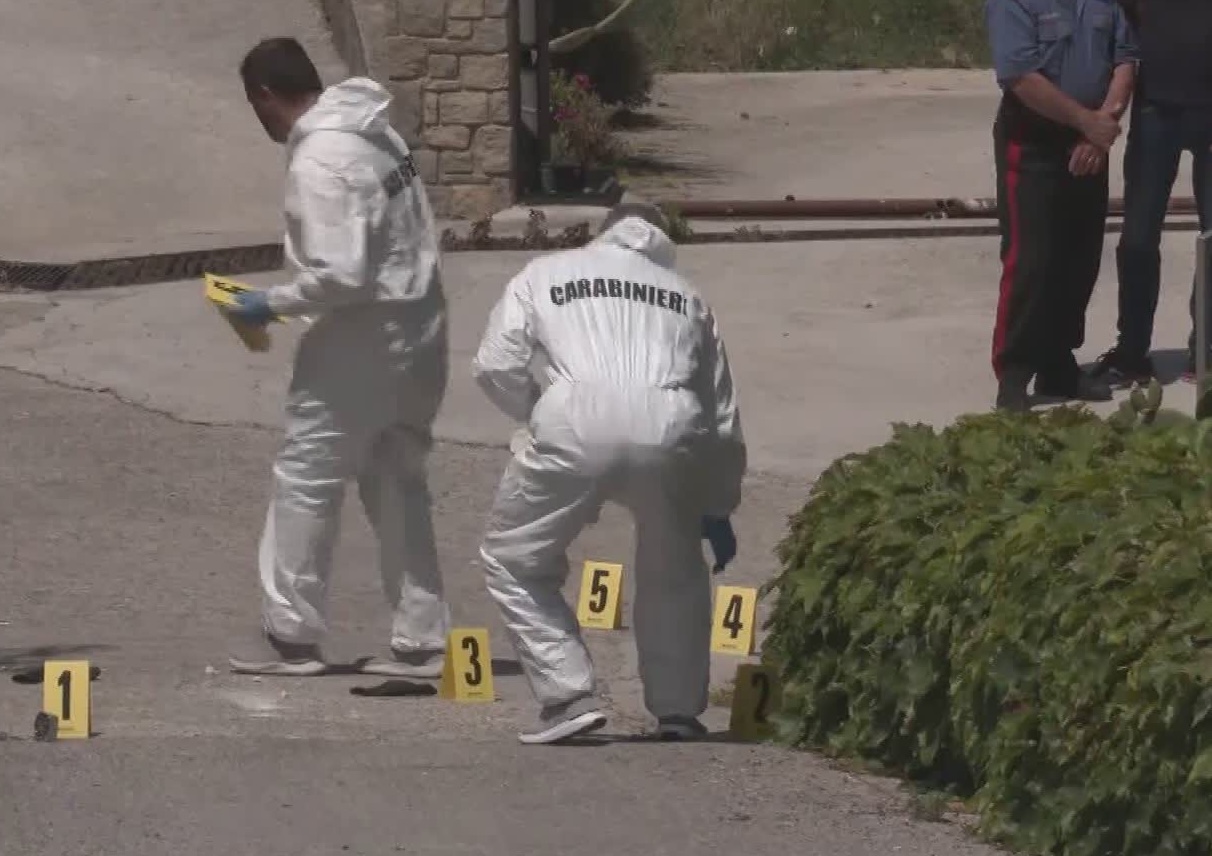 Sparatoria Centola, la suocera del 23enne ricercato: «Ridateci il corpo, è stato ucciso»