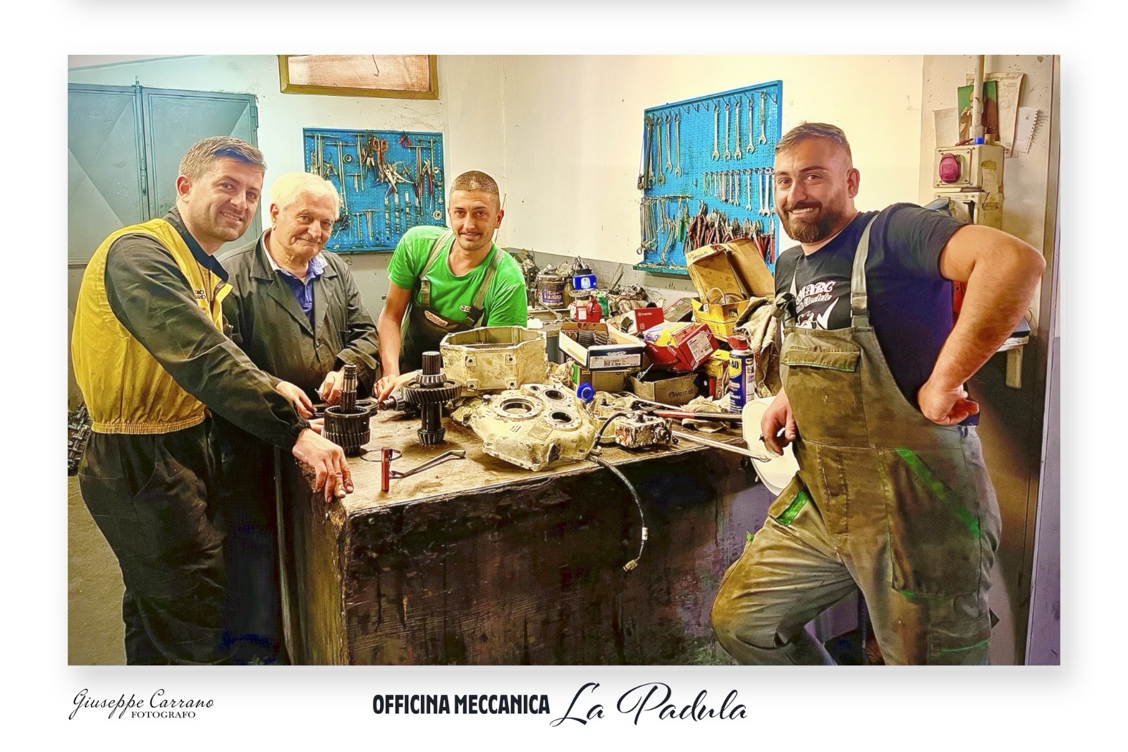 Un fotografo, un’auto rotta e una famiglia che tramanda il mestiere: la foto diventa virale