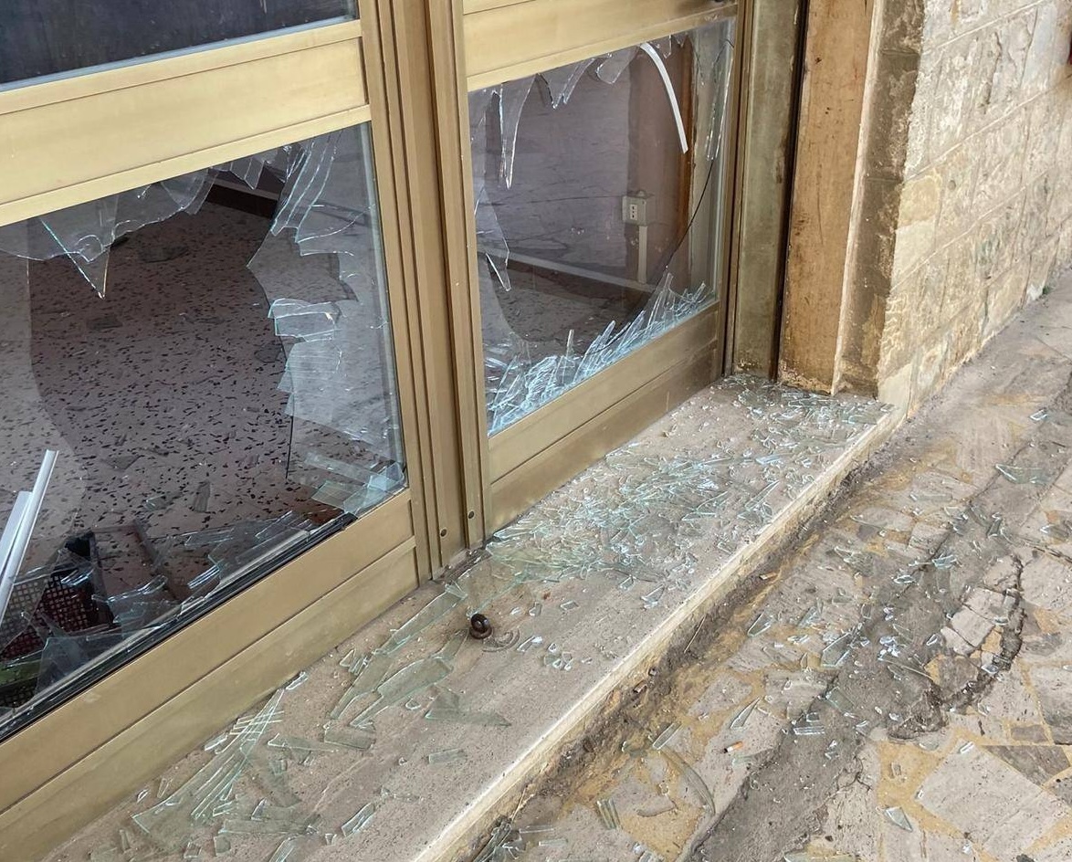 Atto vandalico contro la sede dell’associazione Cristian Maio e della Pro Loco di Gioi: «Gesto inaccettabile»