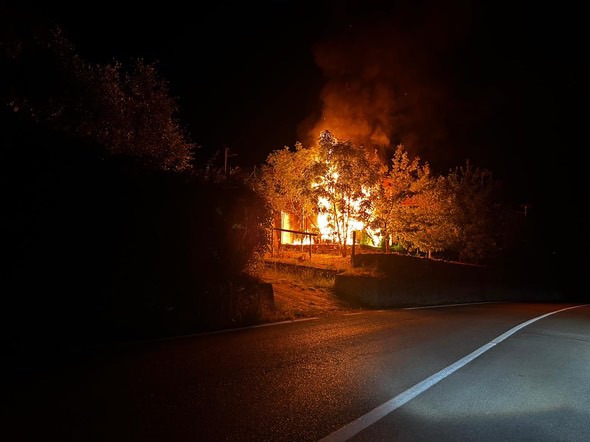 Incendio a Moio della Civitella: in fiamme la discarica sotto il campo sportivo