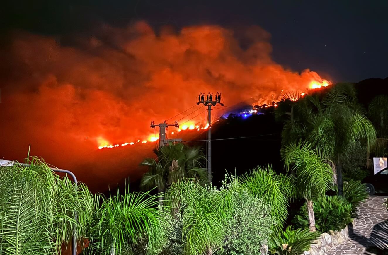 Inferno di fuoco nel Cilento: notte di paura tra Pisciotta e Ascea, chiusa la strada in località Rizzico