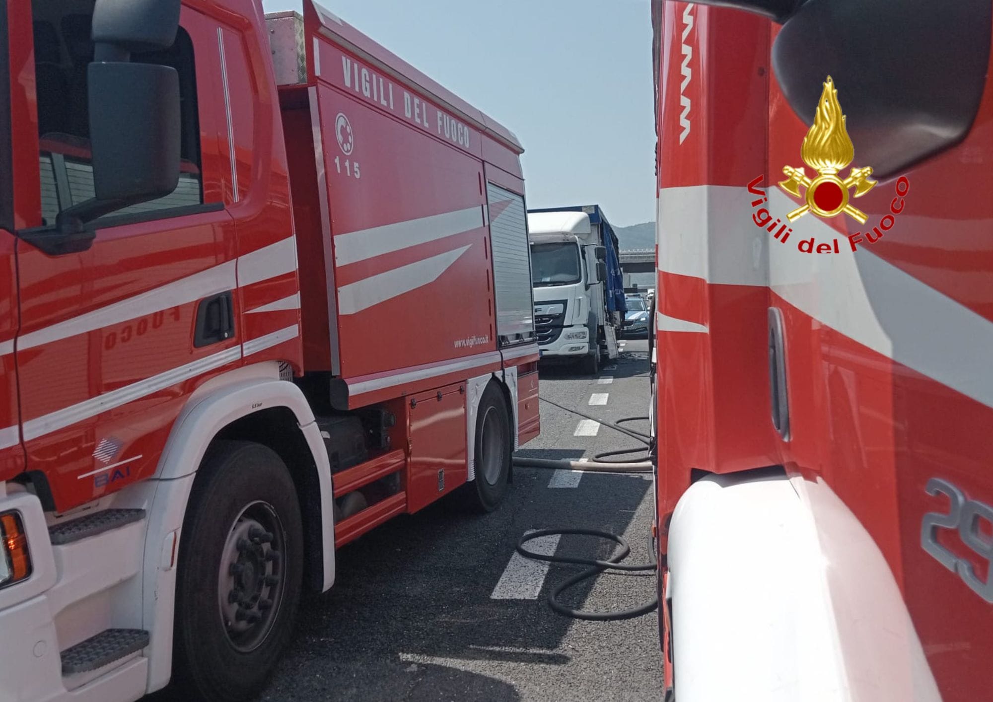 Paura sull’A2 del Mediterraneo: autocarro con rimorchio prende fuoco tra Pontecagnano Nord e Sud