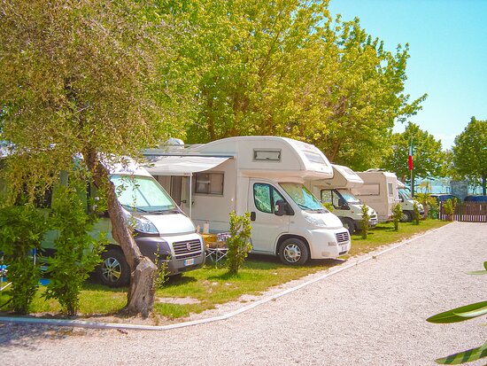Aree sosta camper: 31 Comuni campani rischiano l’esclusione dal bando Mitur per una norma regionale obsoleta
