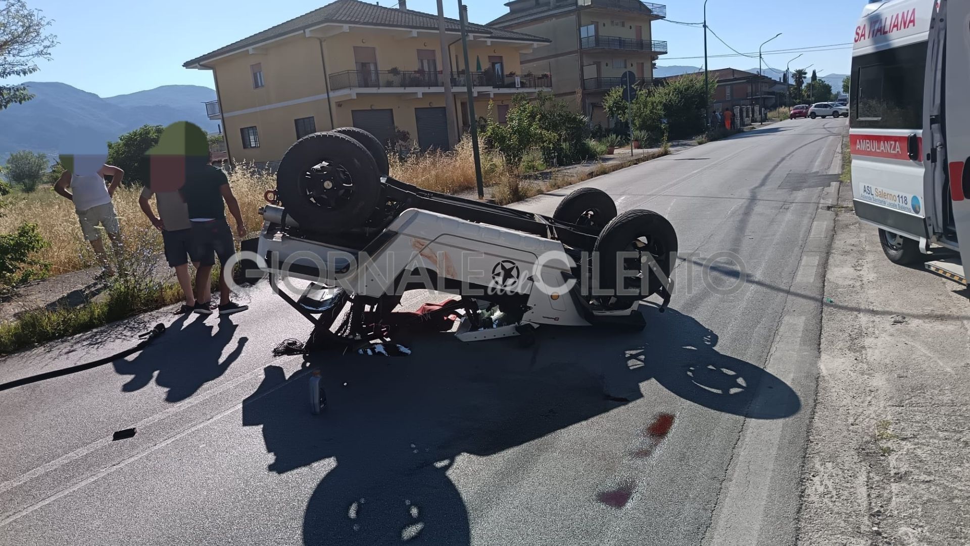 Teggiano, jeep si ribalta sulla strada per Sassano: feriti due fratelli