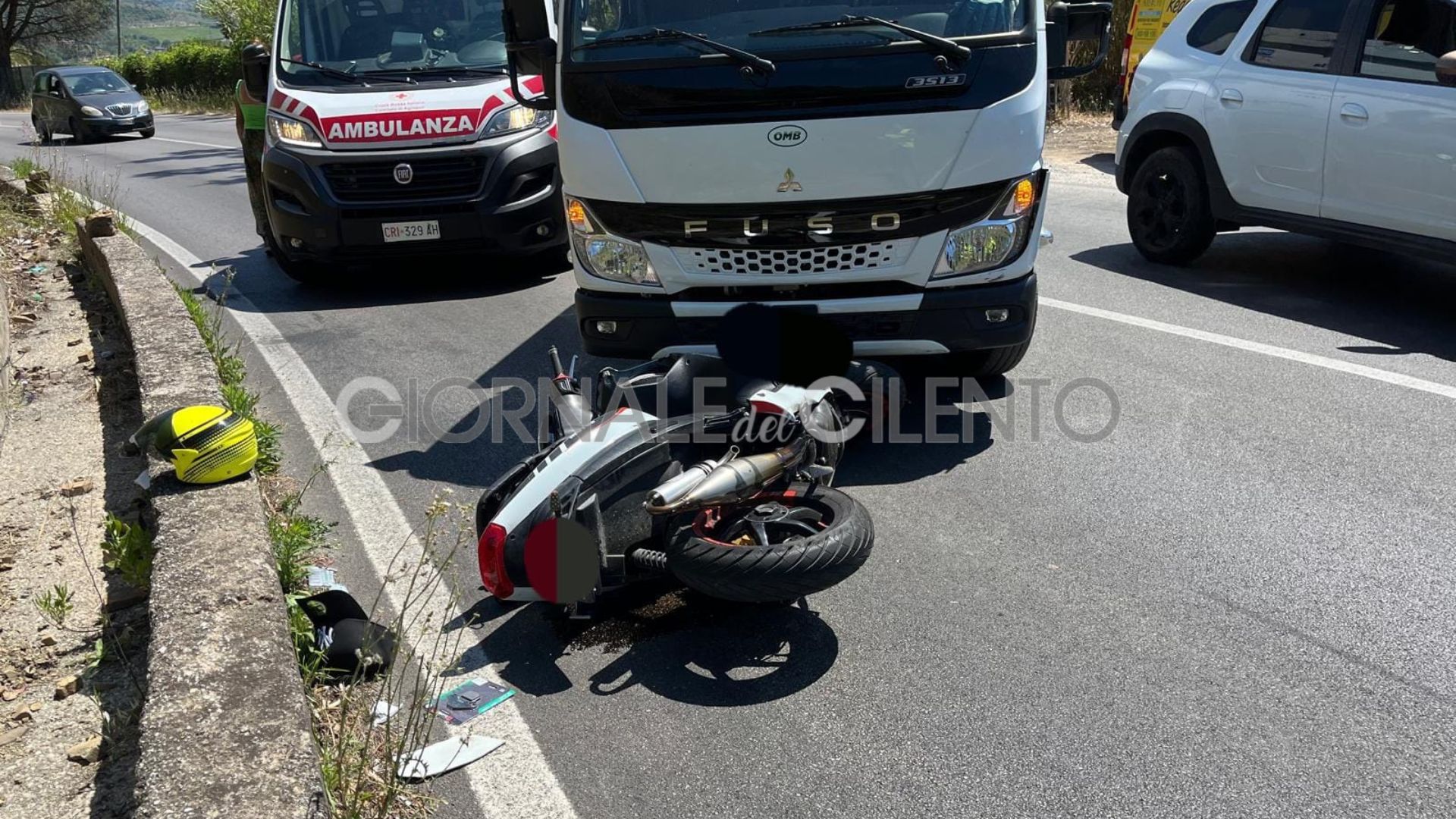 Incidente sulla via del Mare, motorino contro camion dei rifiuti: ferito un giovane