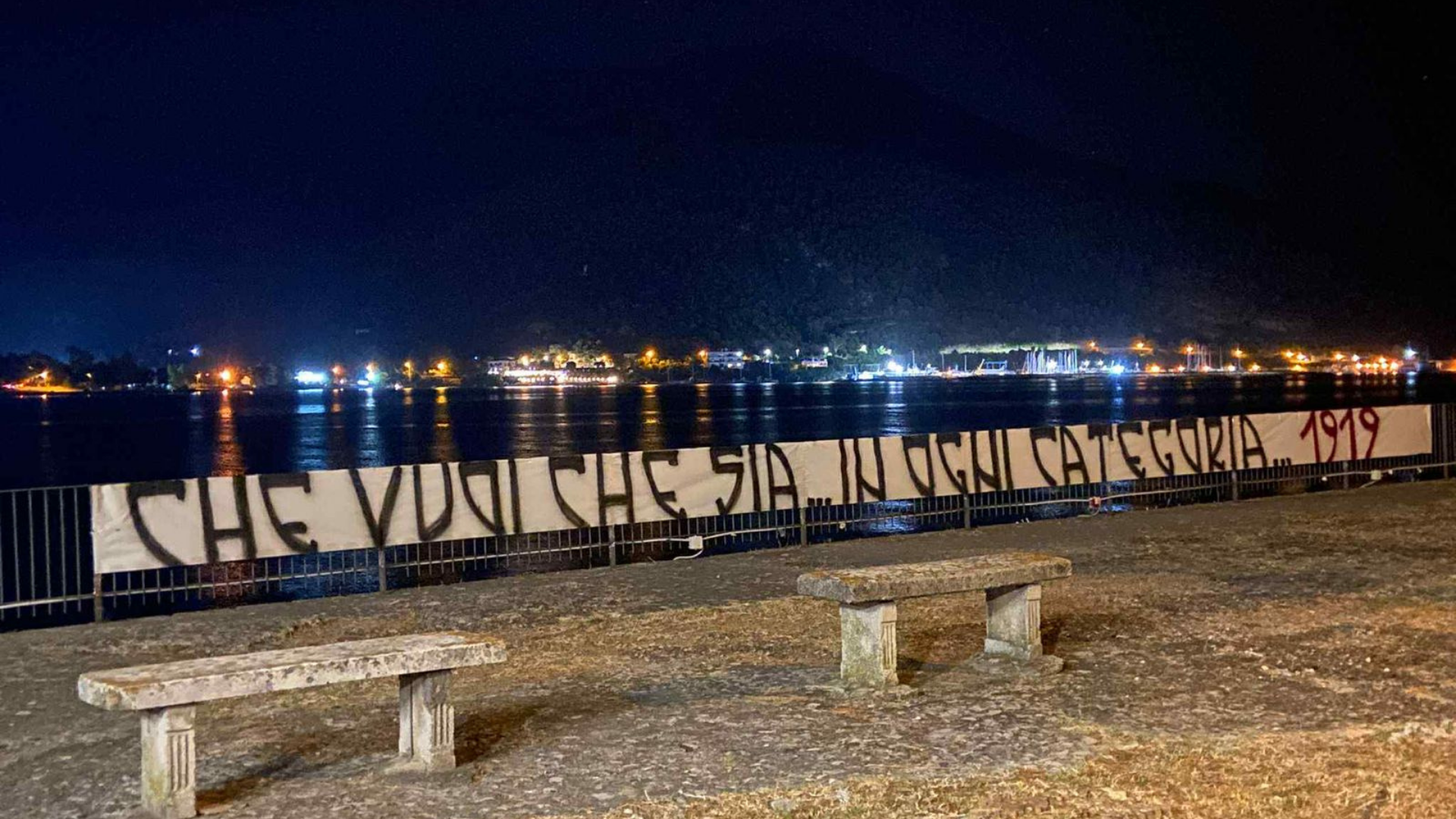 Sapri, lo striscione dei tifosi granata dopo la retrocessione: «Che vuoi che sia, in ogni categoria…»