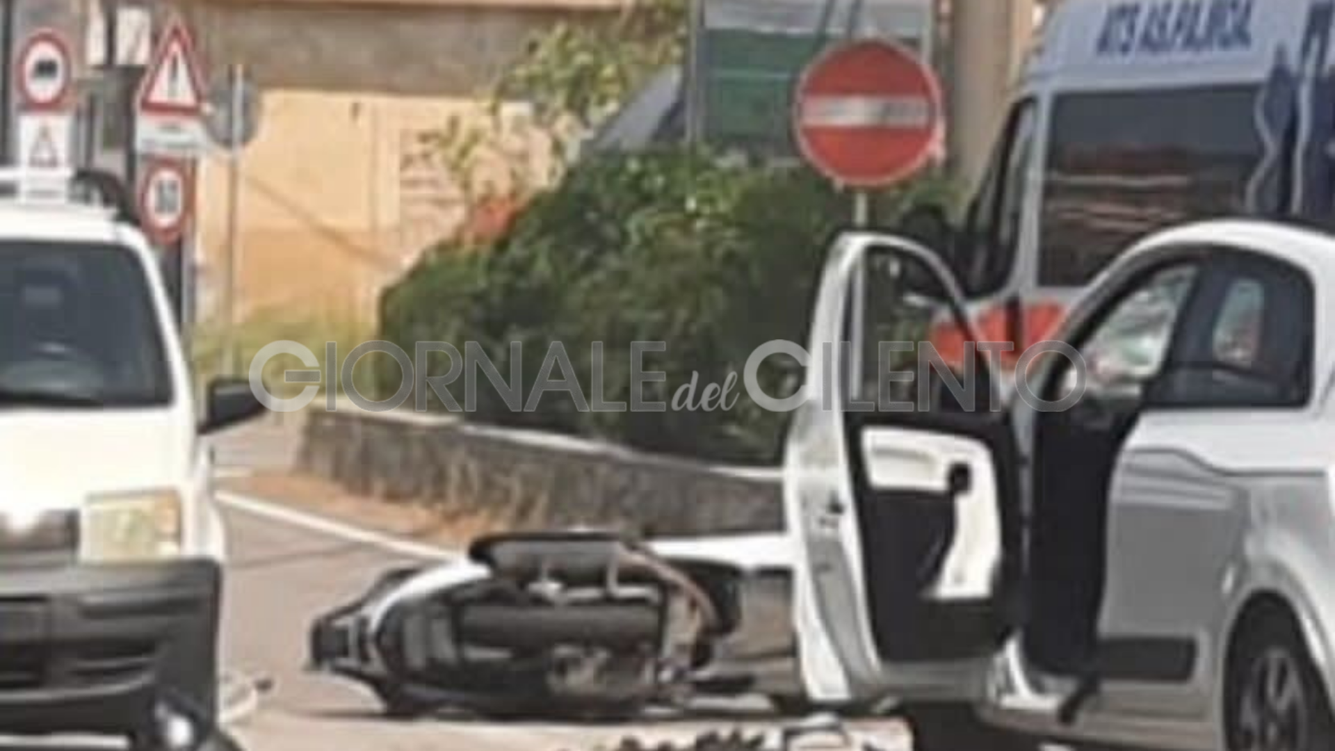 Incidente a Pisciotta, scontro frontale tra auto e scooter: grave un giovane