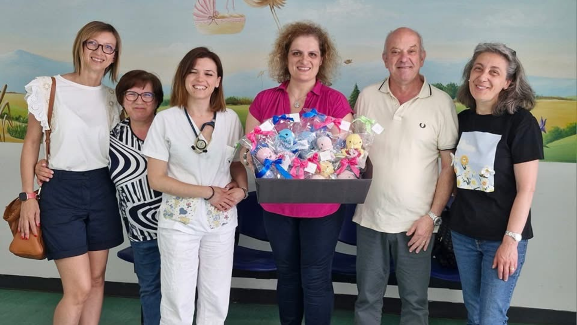 “L’arte nelle mani” dona polipetti all’uncinetto terapeutici alla pediatria di Polla