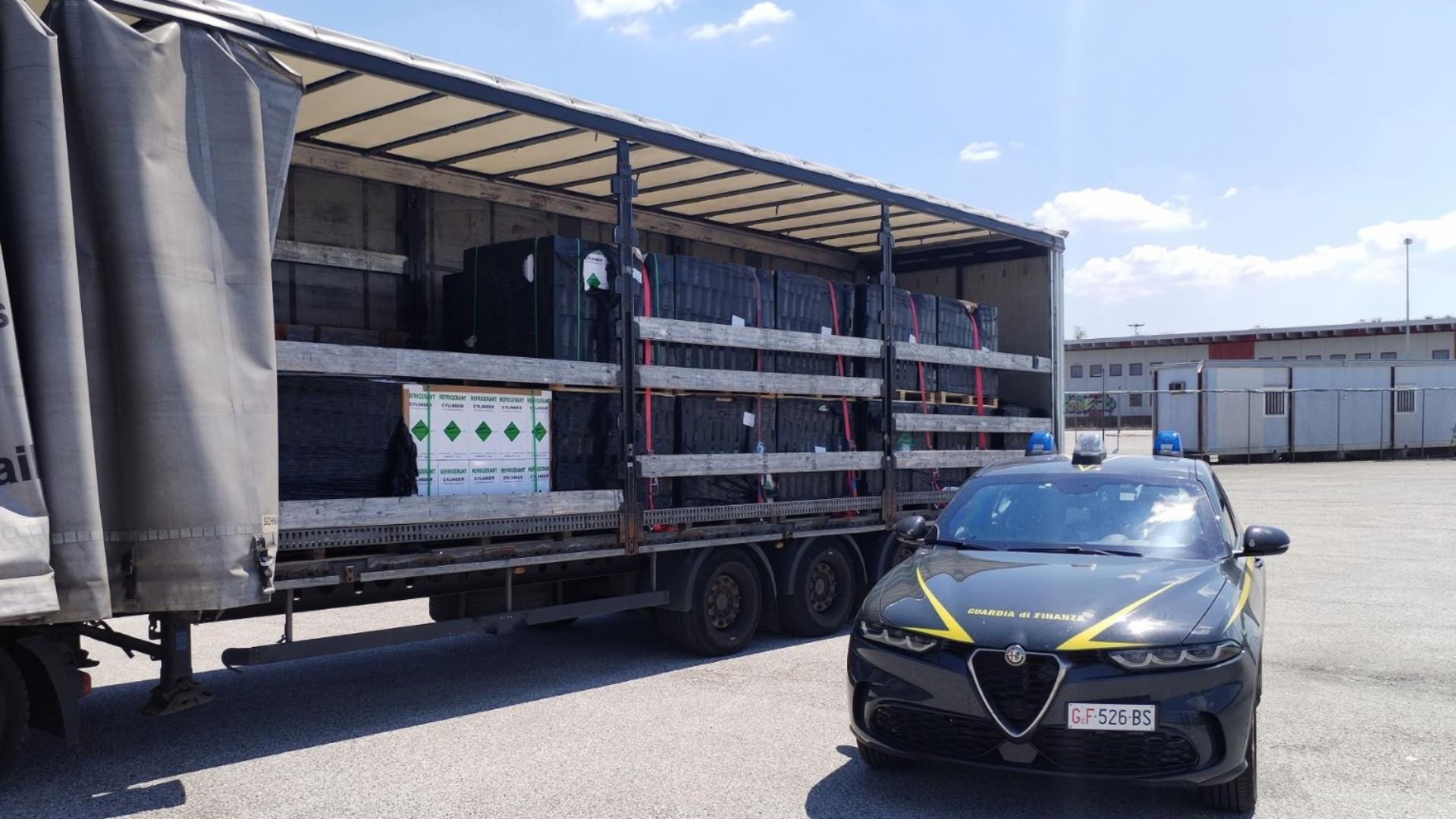 Gas refrigerante illegale verso il salernitano: scoperto contrabbando da 1 milione di euro