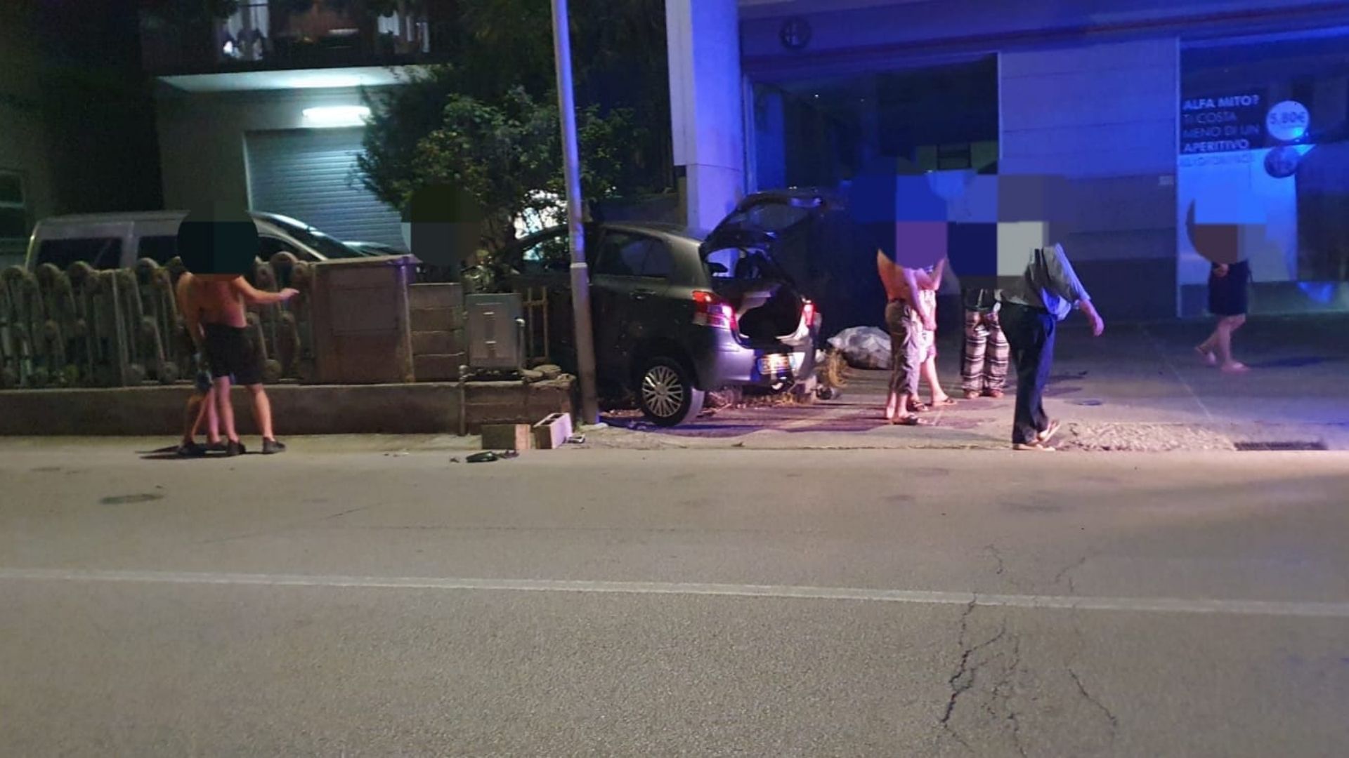 Paura ieri sera a Sala Consilina, auto fuori strada: cinque feriti
