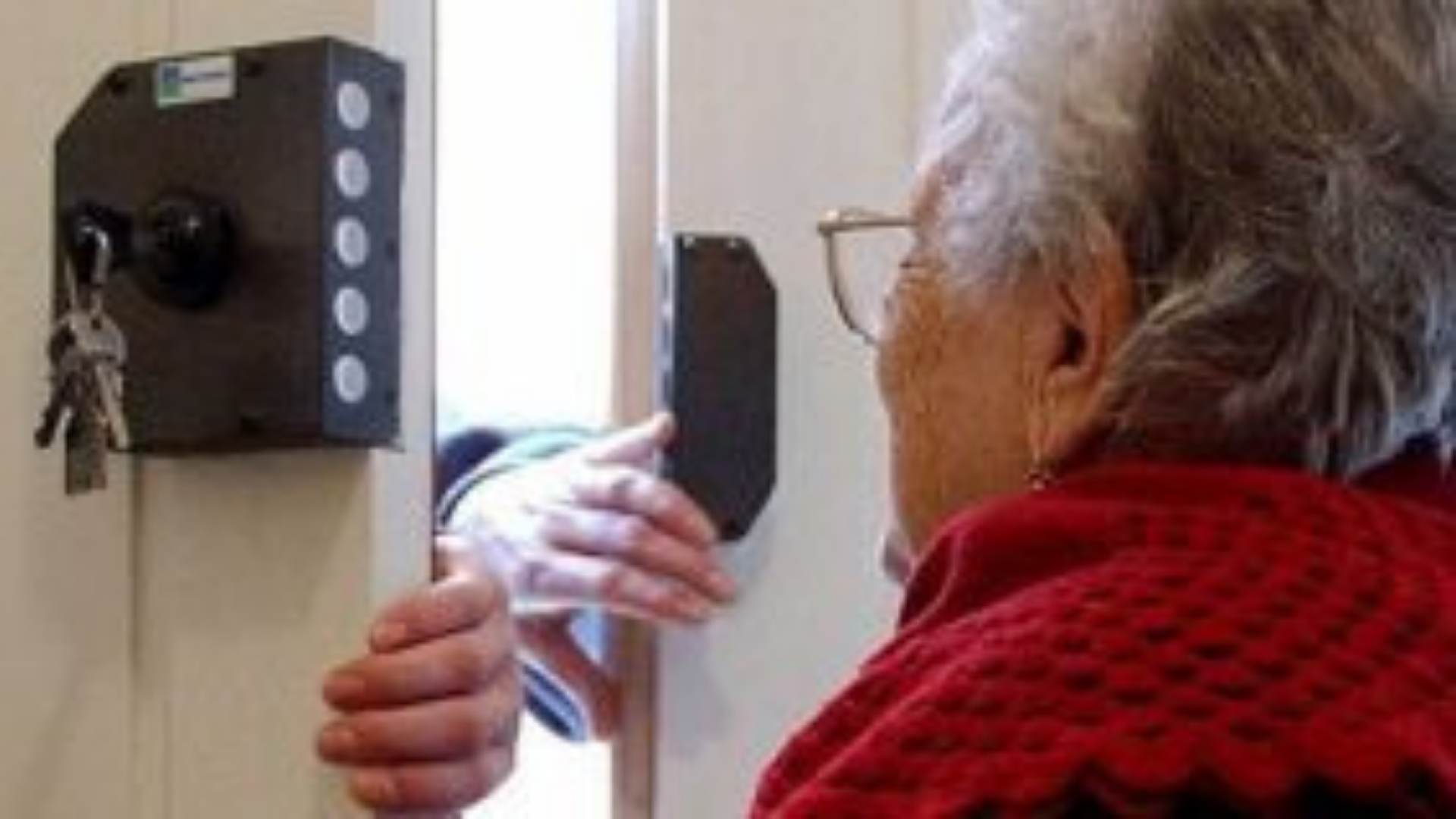 Ancora la truffa del finto nipote, colpita un’anziana: portati via 3 mila euro e preziosi