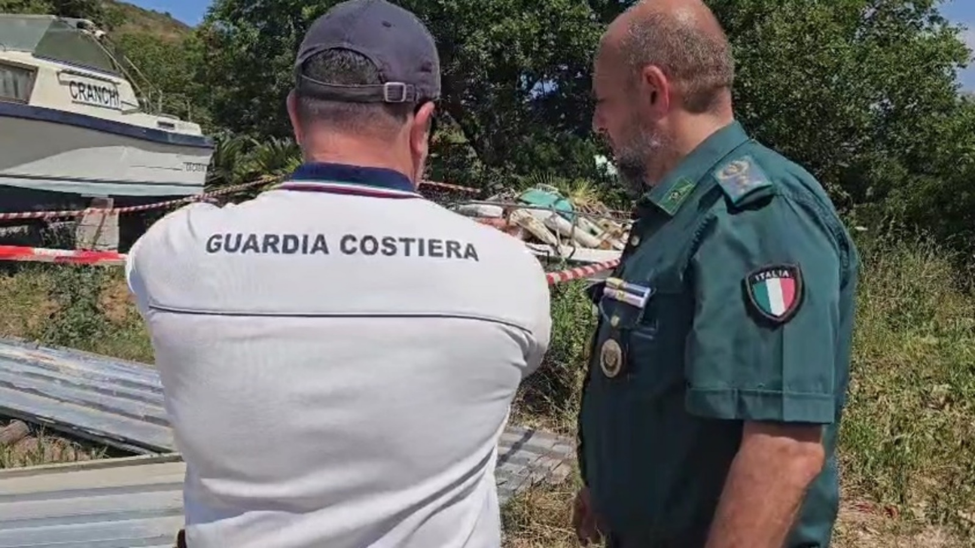 Cilento, rifiuti abbandonati in cantiere navale: scatta il sequestro della guardia costiera